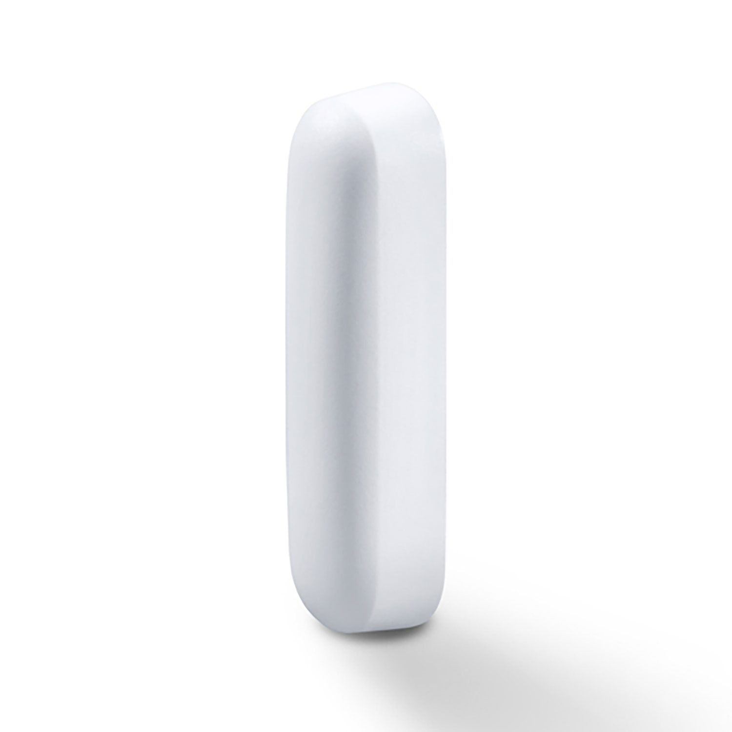 Biały, prostokątny obiekt z zaokrąglonymi krawędziami stoi na białym tle, rzucając cień.