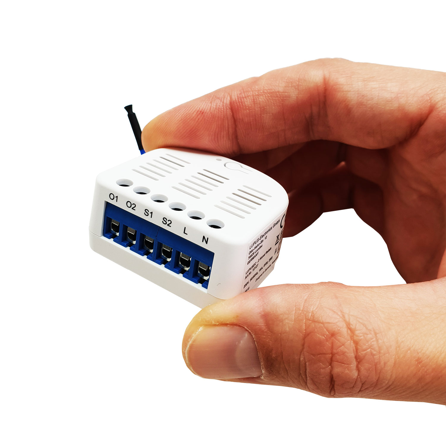 Ein weißes elektronisches Gerät mit blauen Anschlüssen wird von einer Hand gehalten. Schwarzer Draht geht aus dem Gerät hervor. Der Hintergrund ist weiß.