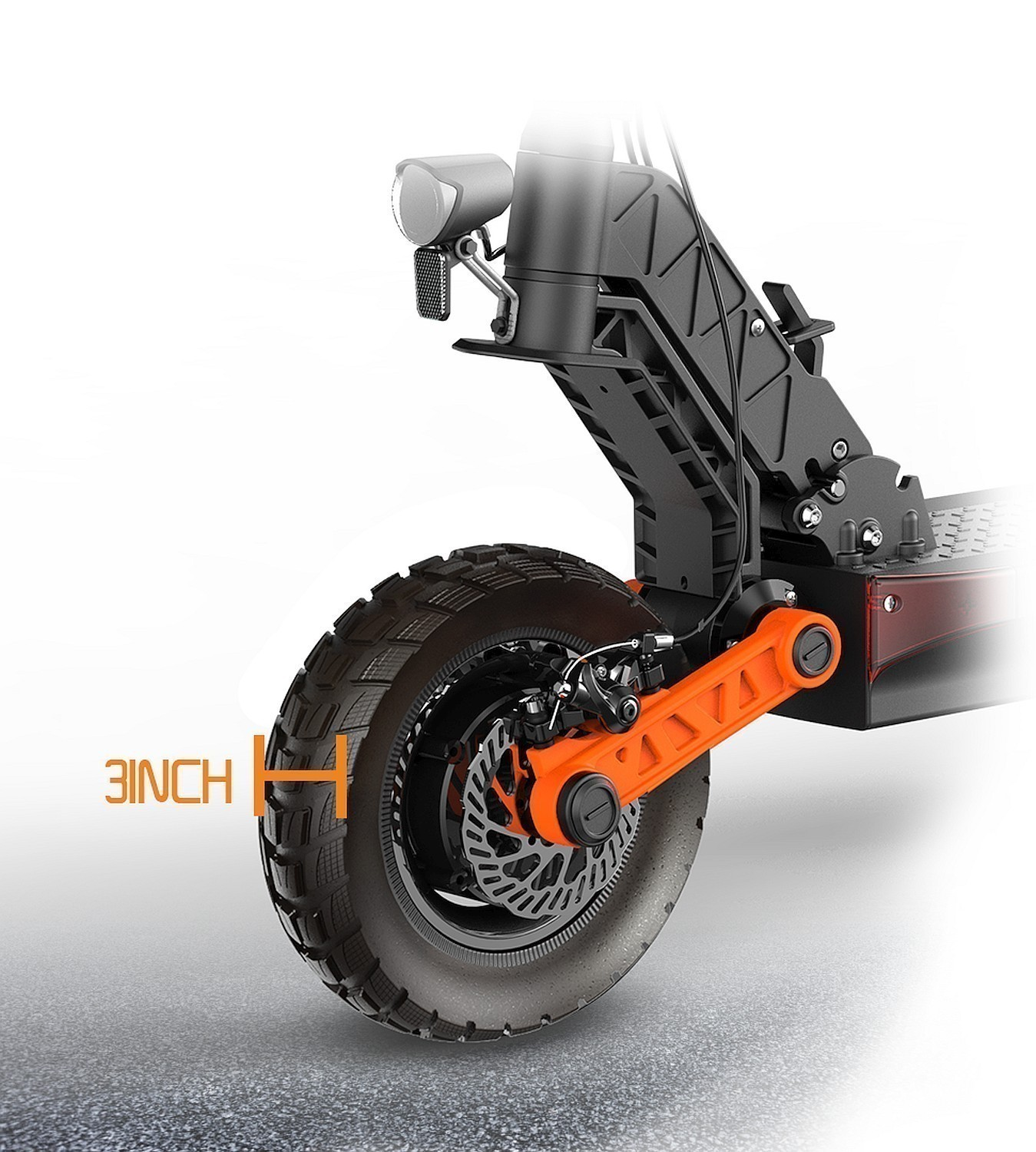 Nahaufnahme eines Elektrorollers. Schwarzer Rahmen, orangefarbene Federarme und ein großer Reifen. Ein Scheinwerfer ist sichtbar. Der Text "3INCH" ist zu sehen.