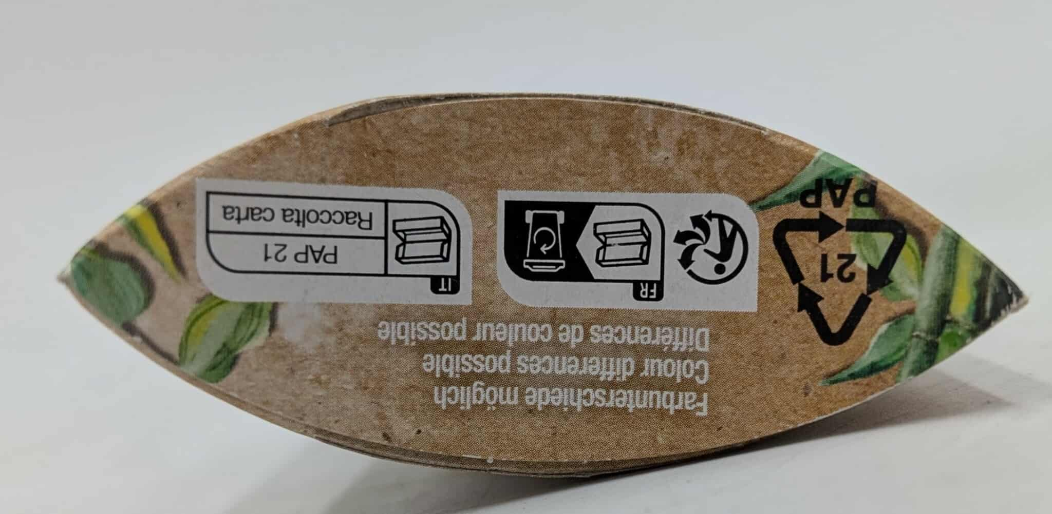 A cardboard label with recycling symbols and text in multiple languages, including Italian and French, indicating paper recycling.