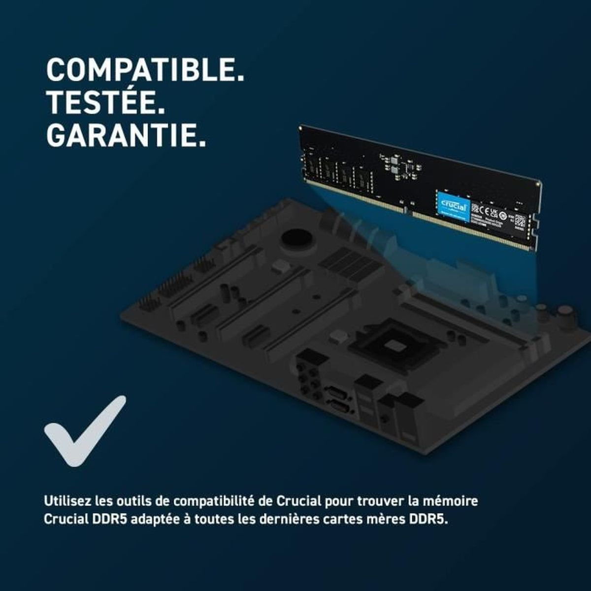 Ein Crucial DDR5 RAM-Modul über einem Motherboard. Der Text lautet COMPATIBLE, TESTEE, GARANTIE und verwendet die Crucial-Kompatibilitätstools.