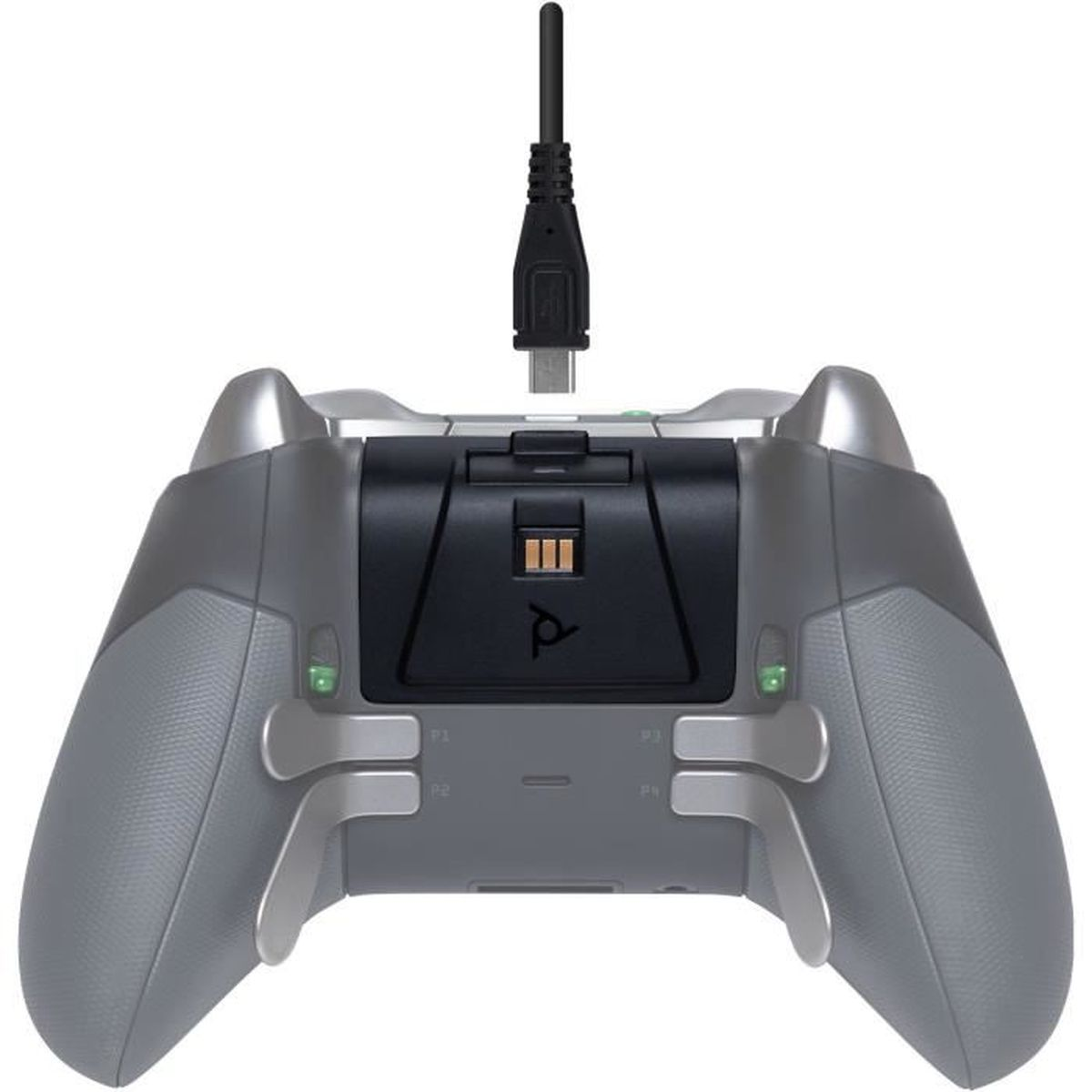 Un controller di gioco grigio con una porta di ricarica nera. Un cavo USB è collegato alla porta. Il controller è angolato.