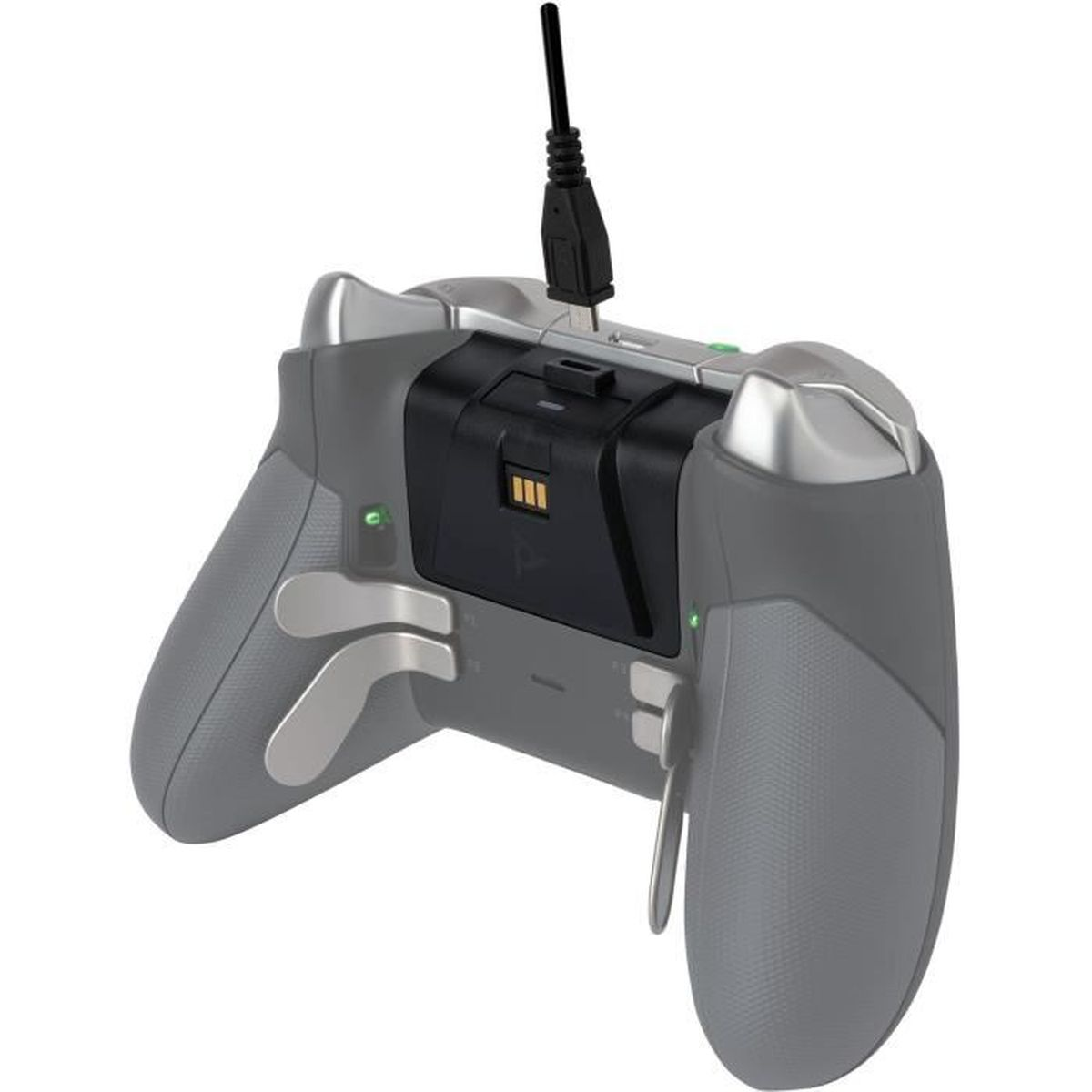 Un controller Xbox grigio con una base di ricarica nera. Un cavo USB è collegato. Il controller ha dettagli e grilletti argentati.