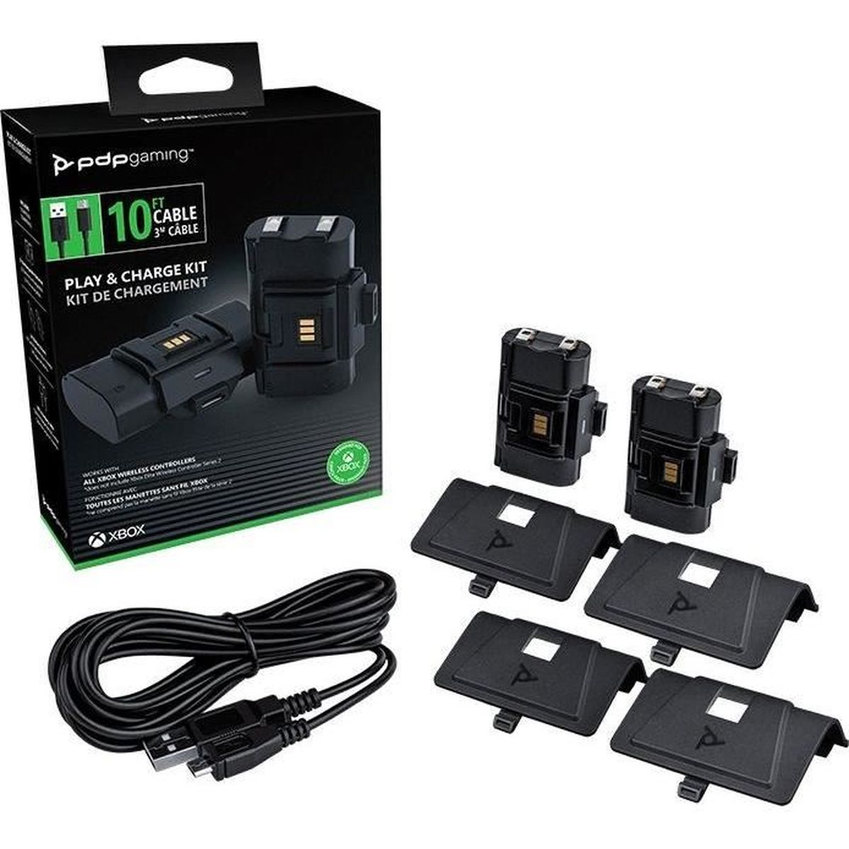Una scatola nera con un kit gioca e ricarica, due batterie nere, quattro coperture nere e un cavo di ricarica nero vengono visualizzati.