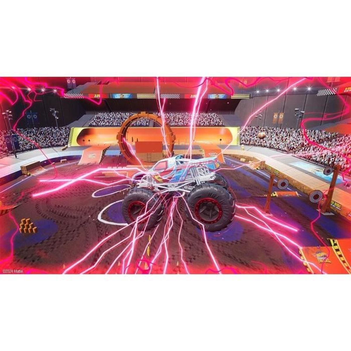 Un monster truck con dettagli blu e bianchi è circondato da fulmini rosa in un'arena con la folla.