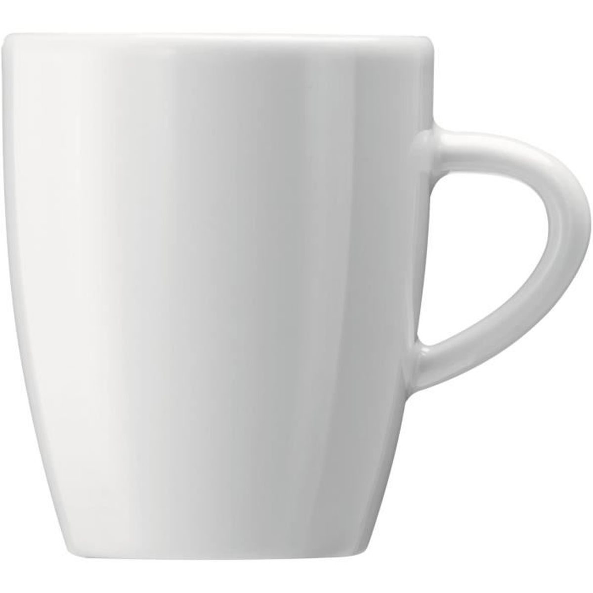 Una taza de cerámica blanca con asa curva sobre fondo blanco. La forma de la taza es ligeramente cónica.