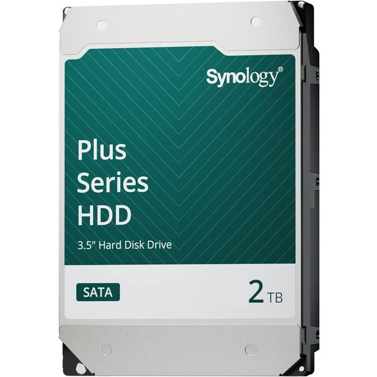 Een Synology Plus Series 2TB 3,5" SATA harde schijf. De schijf is zilver en zwart met een groen en wit label.