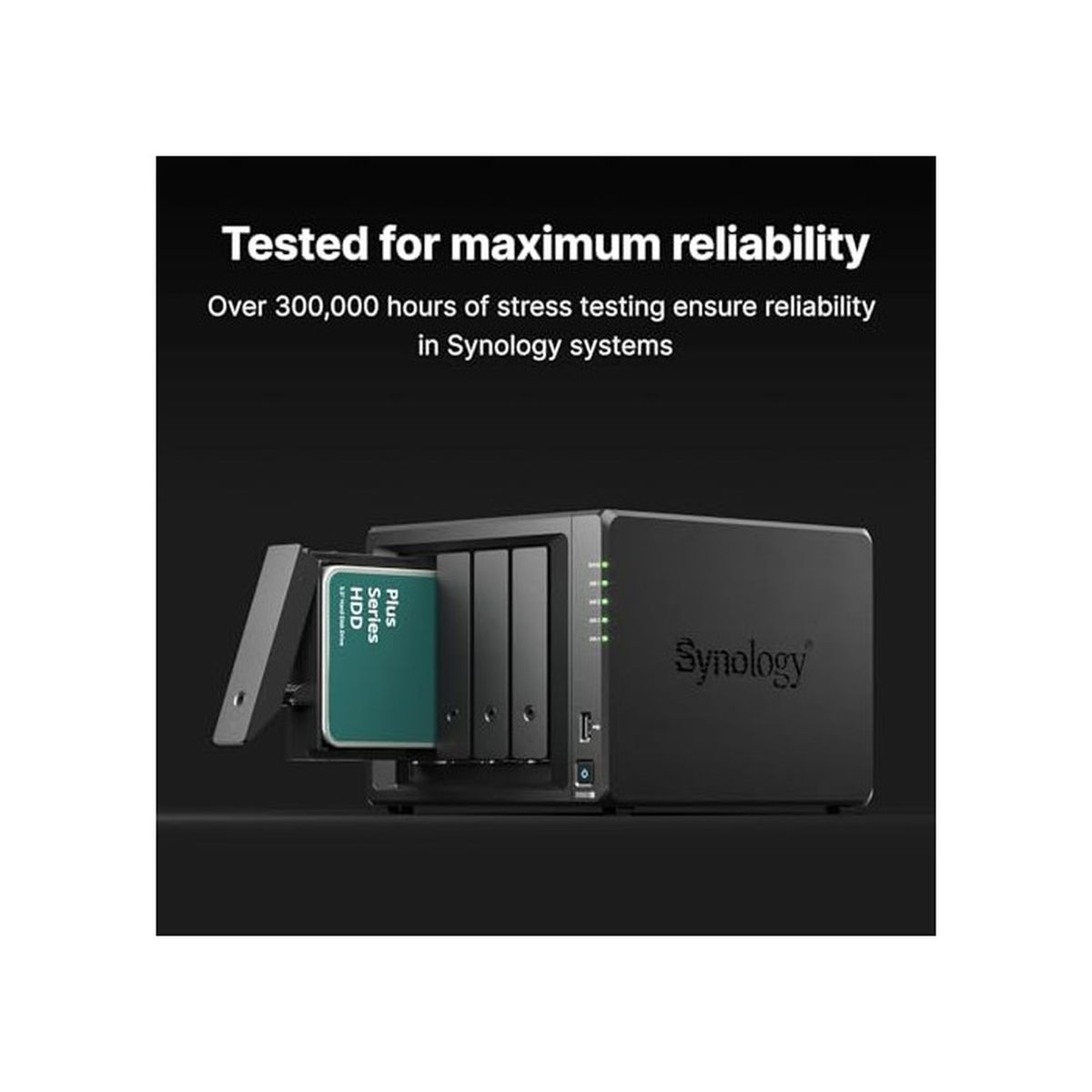 Een zwarte Synology NAS met een open schijfstation. Een groene harde schijf is gedeeltelijk geplaatst. Tekst luidt 'Getest op maximale betrouwbaarheid'.