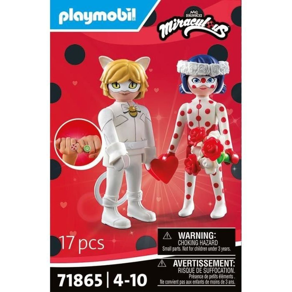 Zestaw Playmobil z dwiema figurkami. Jedna w białym kostiumie kota, druga w czerwone grochy. Obie trzymają przedmioty. Czerwone tło.