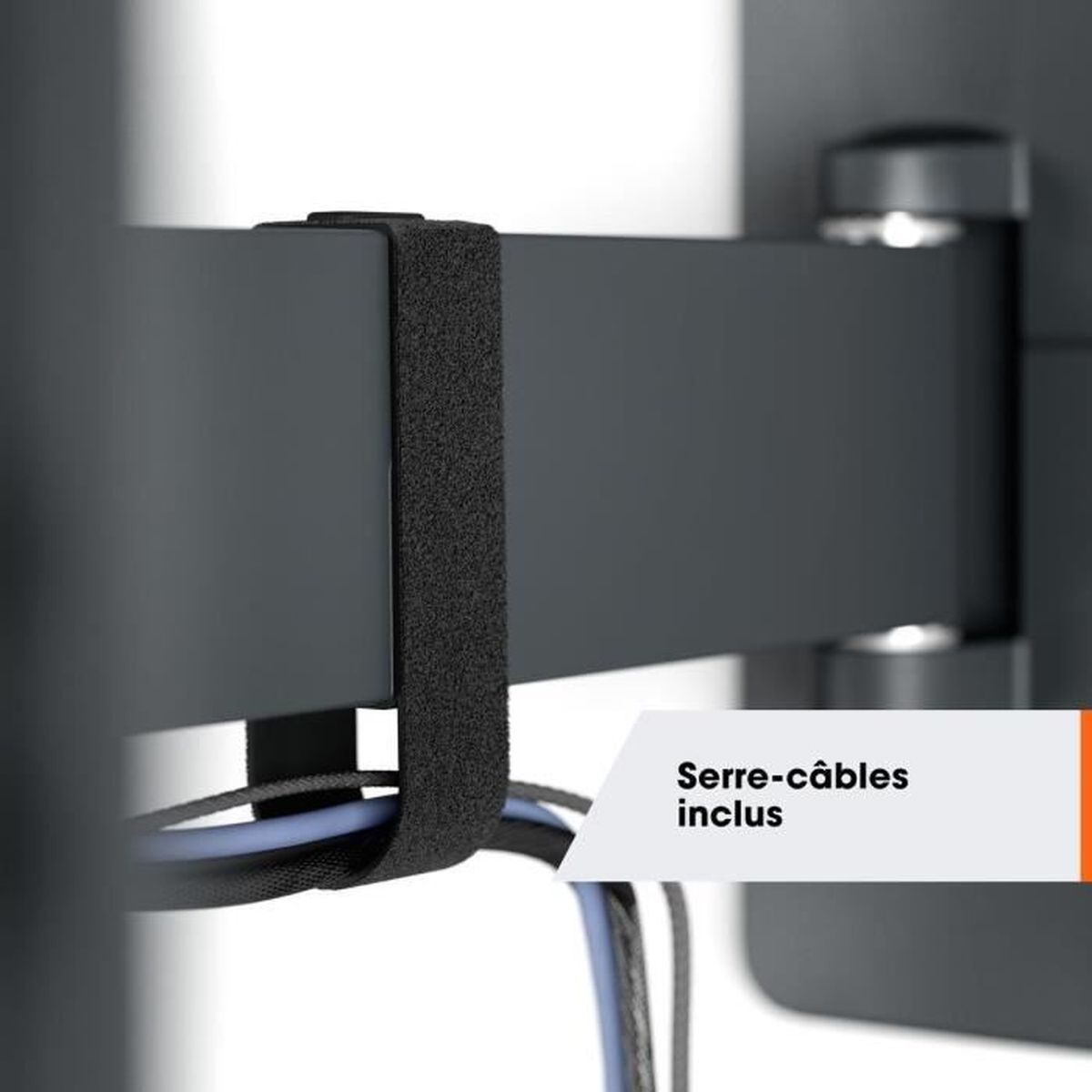 Zbliżenie czarnego wspornika z paskiem na rzep. Kable są widoczne. Tekst po prawej stronie brzmi 'Serre-câbles inclus'.