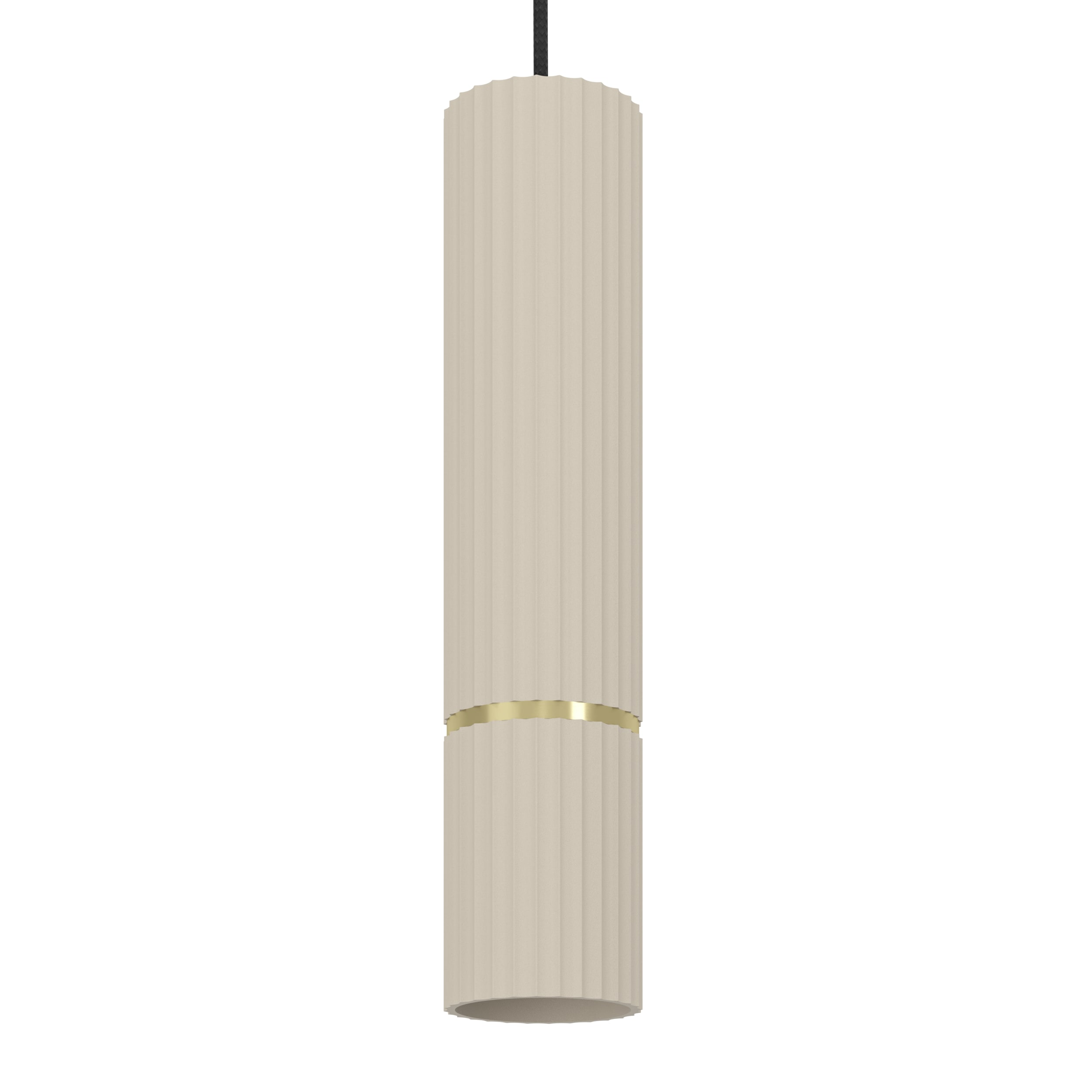 Una lámpara cilíndrica beige con estrías verticales, una banda dorada y un cable negro. El fondo es blanco.