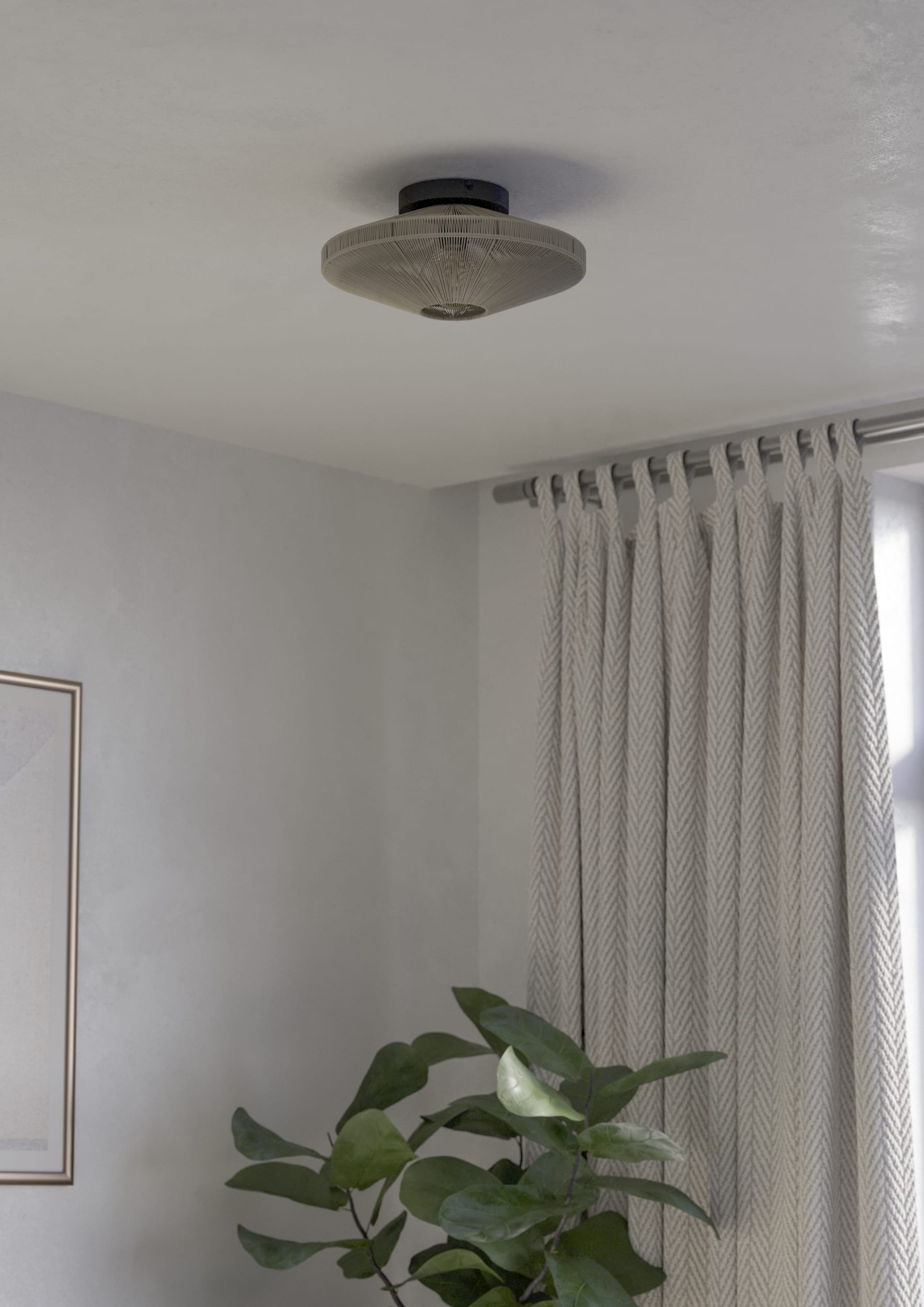 Una lampada da soffitto è appesa in una stanza. Tende e una pianta in primo piano.
