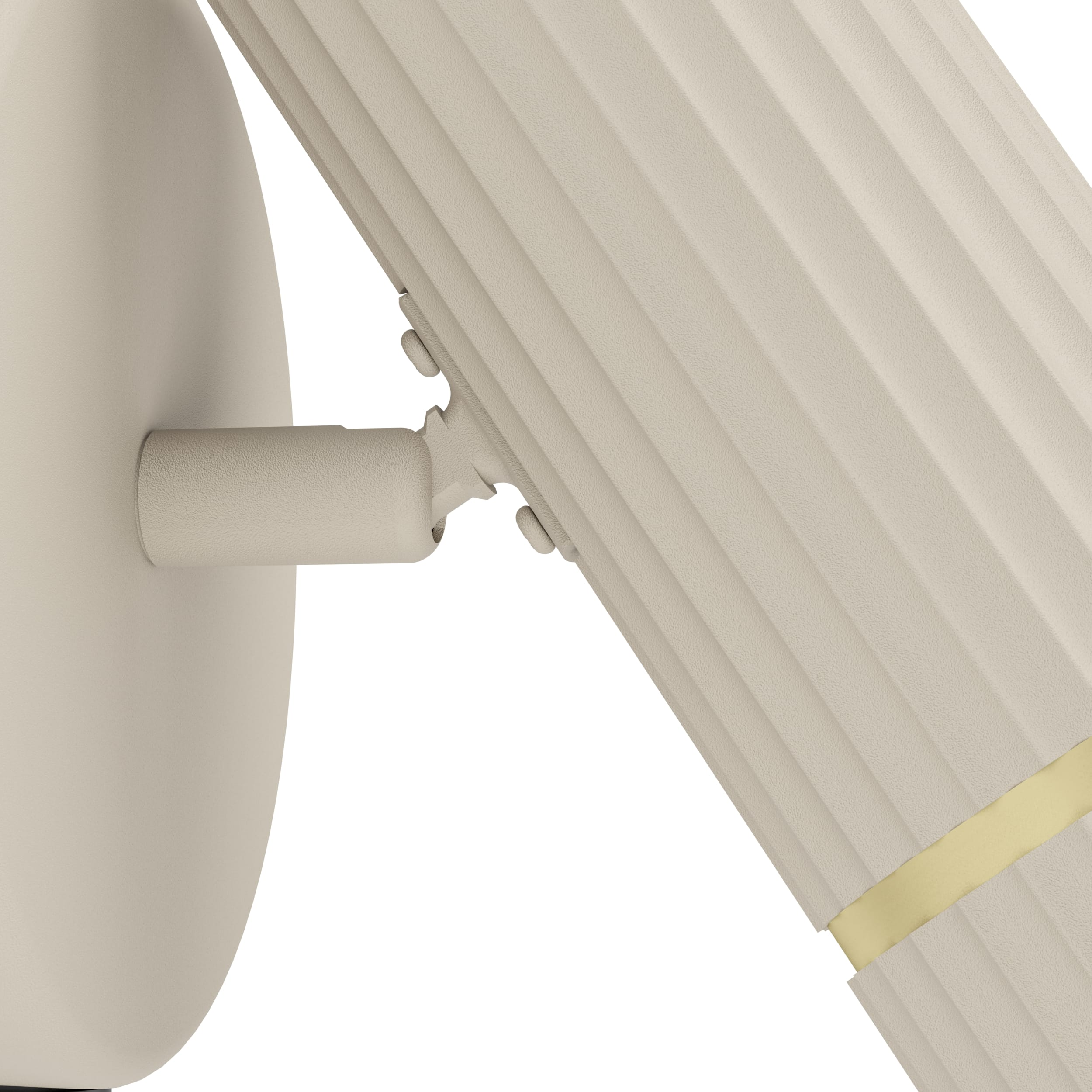 Un'applique da parete beige con design a coste, una fascia dorata e una base rotonda, su sfondo bianco.