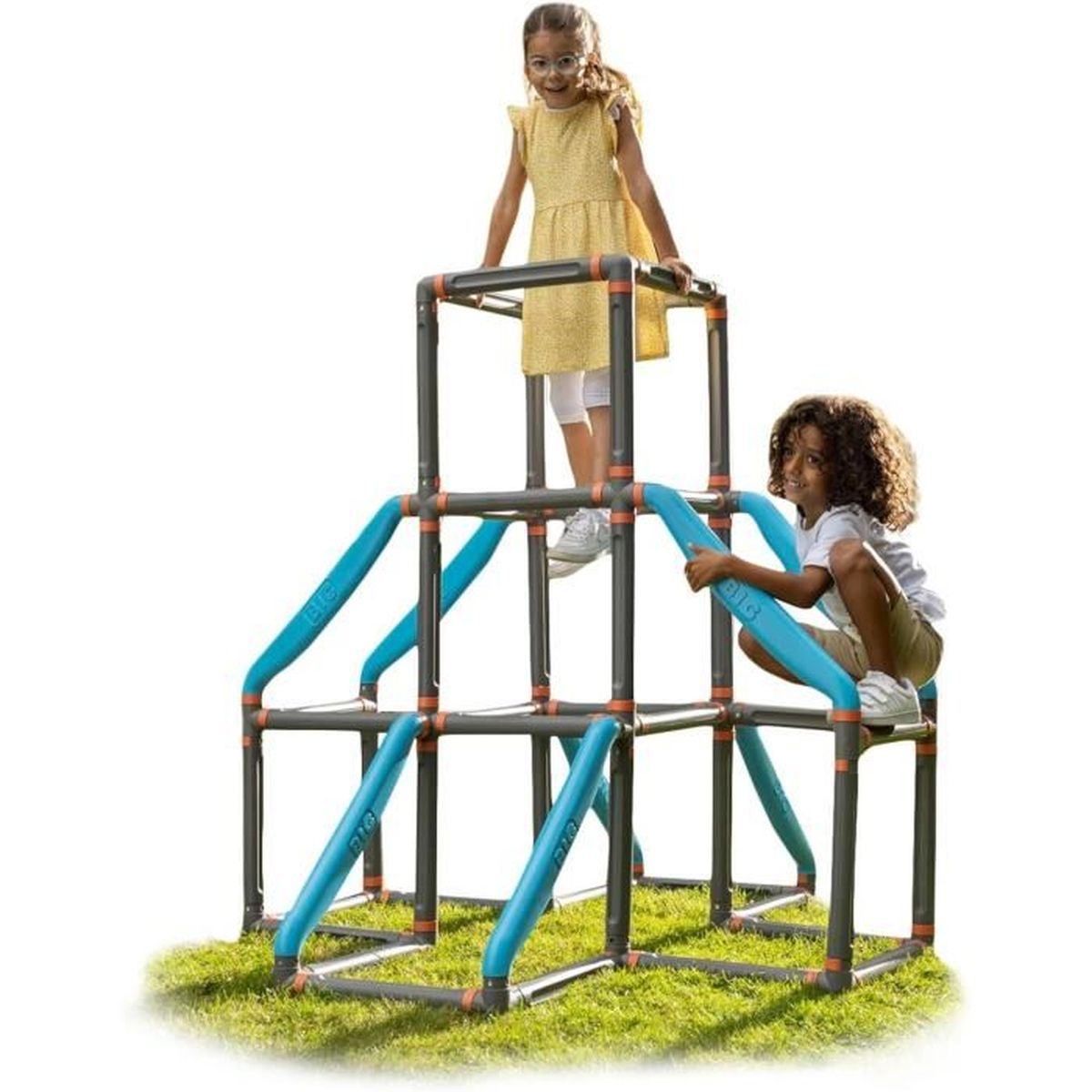 Zwei Kinder spielen auf einem Klettergerüst. Eines steht oben, das andere sitzt unten. Das Gerüst ist grau mit blauen Stangen, auf Gras.