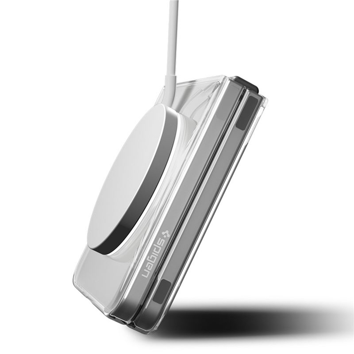 Una custodia trasparente per telefono con un caricabatterie bianco collegato e un caricabatterie argento per Apple Watch. La custodia è inclinata, con un'ombra sotto.