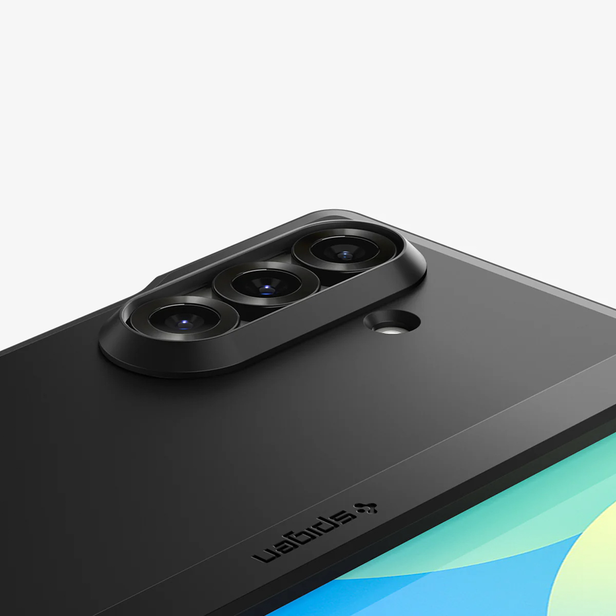 Gros plan d'un téléphone noir avec un appareil photo à trois lentilles. Le logo Spigen est visible. Le fond est un dégradé de blanc et de vert clair.