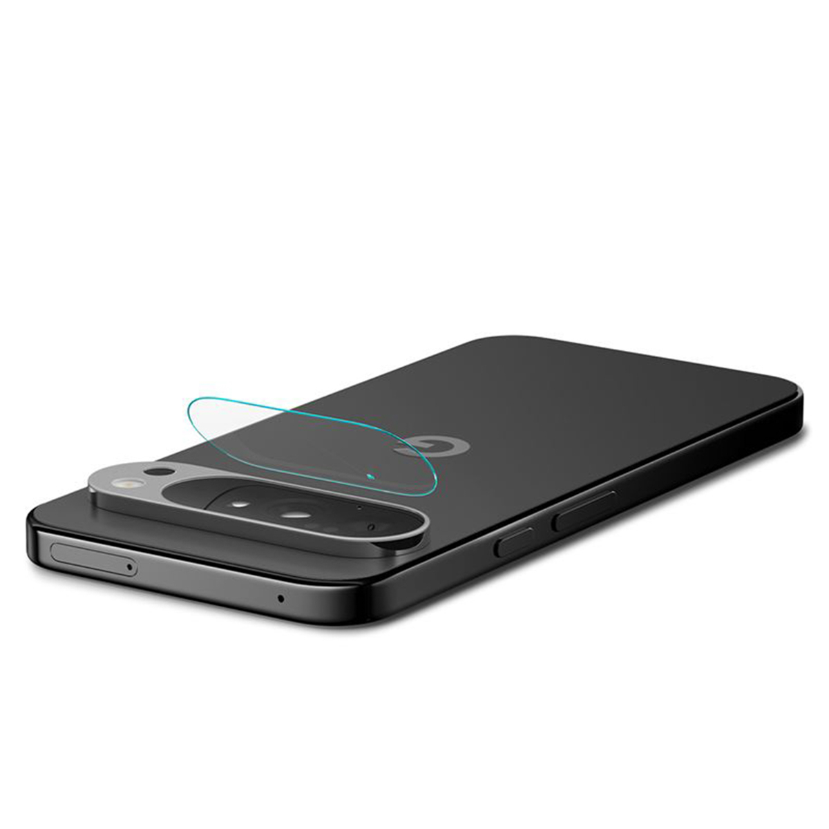 È mostrato uno smartphone nero con una protezione per fotocamera in vetro. Il telefono è in diagonale, su sfondo bianco.