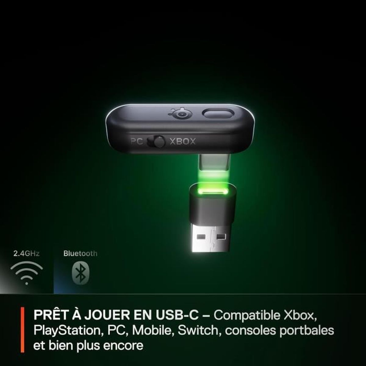 Schwarzes Gaming-Gerät mit USB-C-Anschluss. Grünes Licht zeigt Strom an. Text: Spielbereit, kompatibel mit Xbox, PlayStation, PC, Mobil usw.