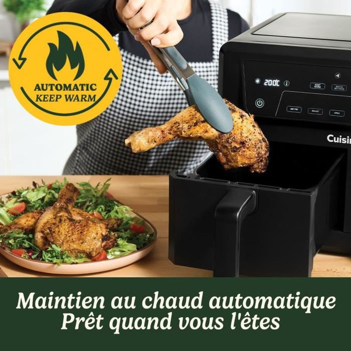 Eine Person legt gebratene Hähnchenkeule in eine schwarze Heißluftfritteuse. Links ist ein Teller mit Hähnchen und Salat.