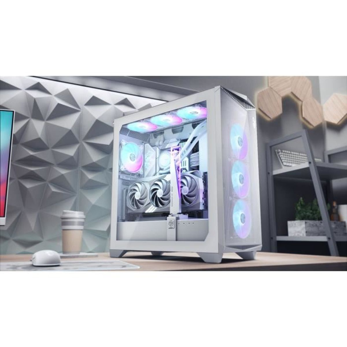 Biała obudowa komputera z szklanymi panelami. W środku widoczne kolorowe wentylatory i komponenty. Na biurku kubek, mysz i monitor.