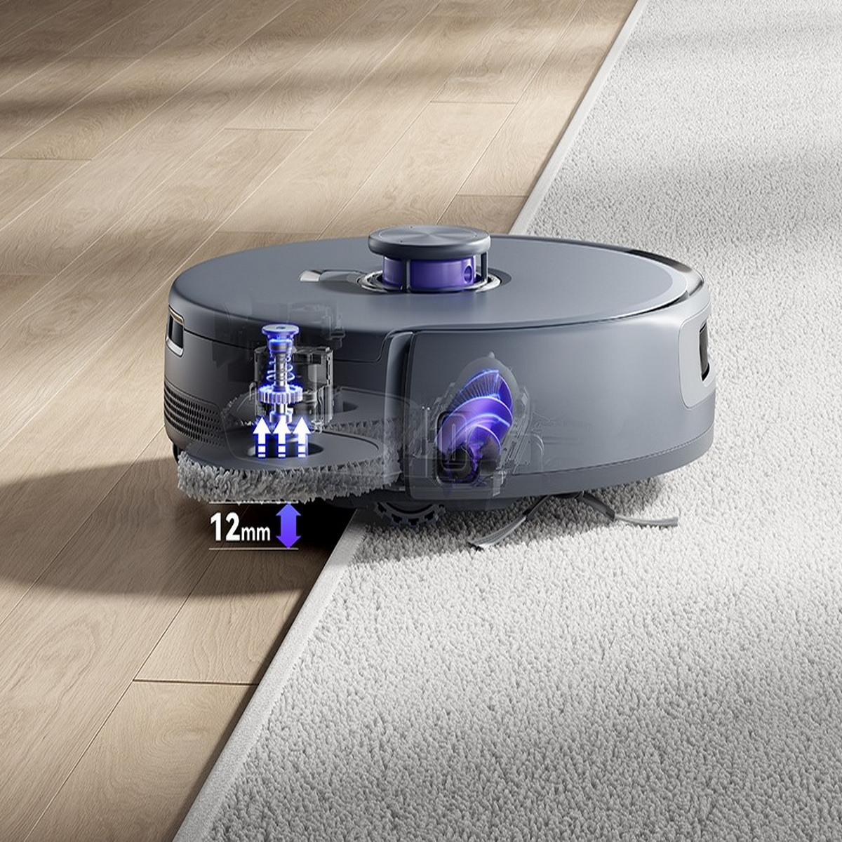 Ein Roboter-Staubsauger auf Holzboden und Teppich. Zeigt interne Komponenten und 12 mm Höhenverstellung.