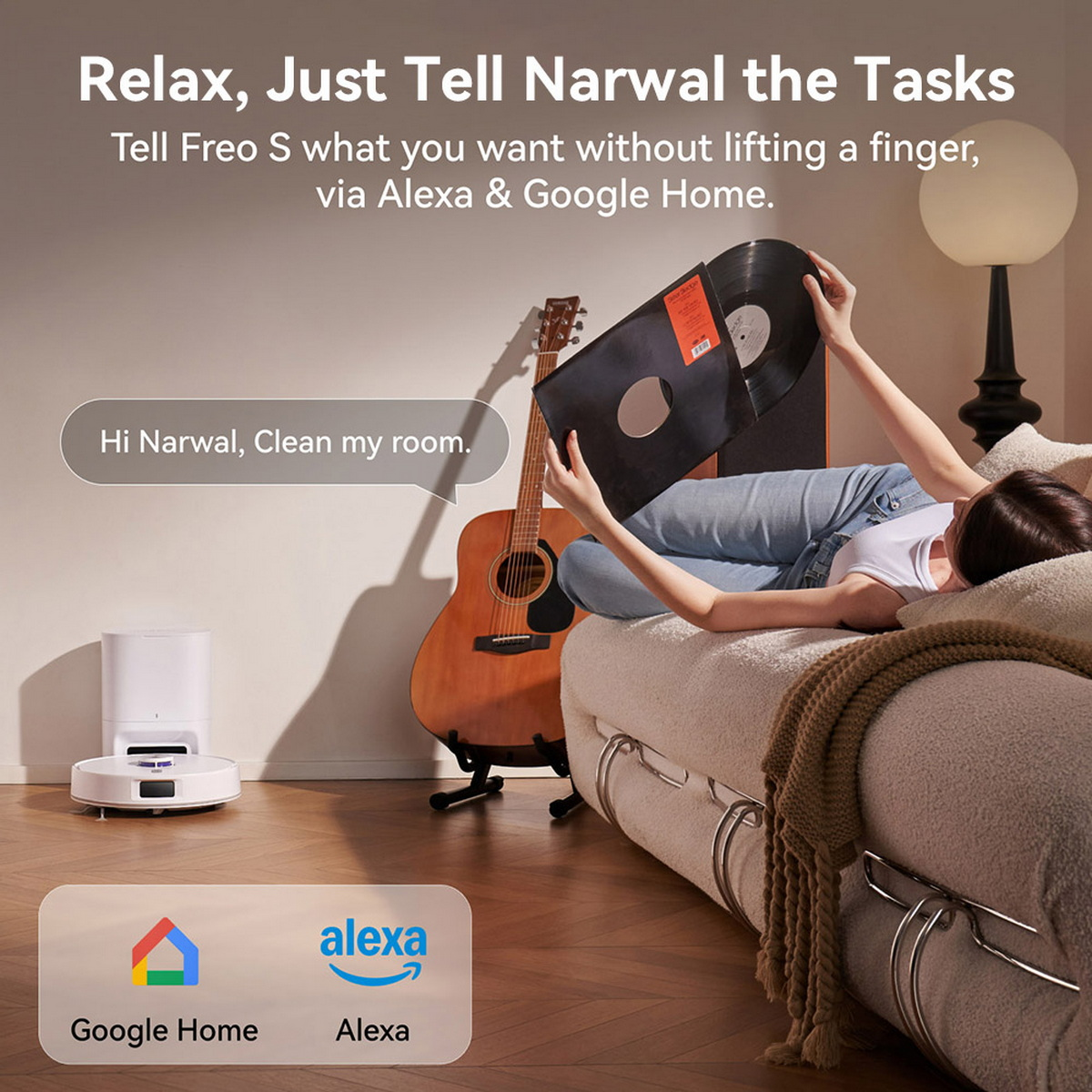 Kobieta leży na kanapie trzymając płytę. Widoczny jest również odkurzacz, gitara oraz logo Alexa i Google Home.