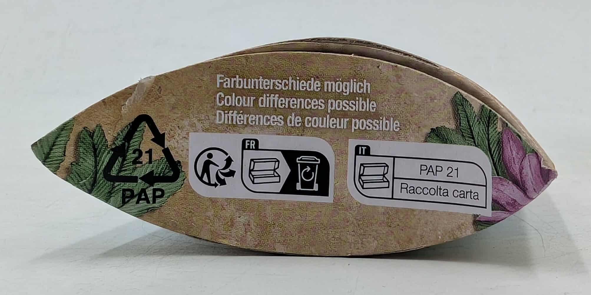 Kartonschachtel mit Recycling-Symbolen und Text in mehreren Sprachen, einschließlich 'PAP 21' für Papierrecycling.