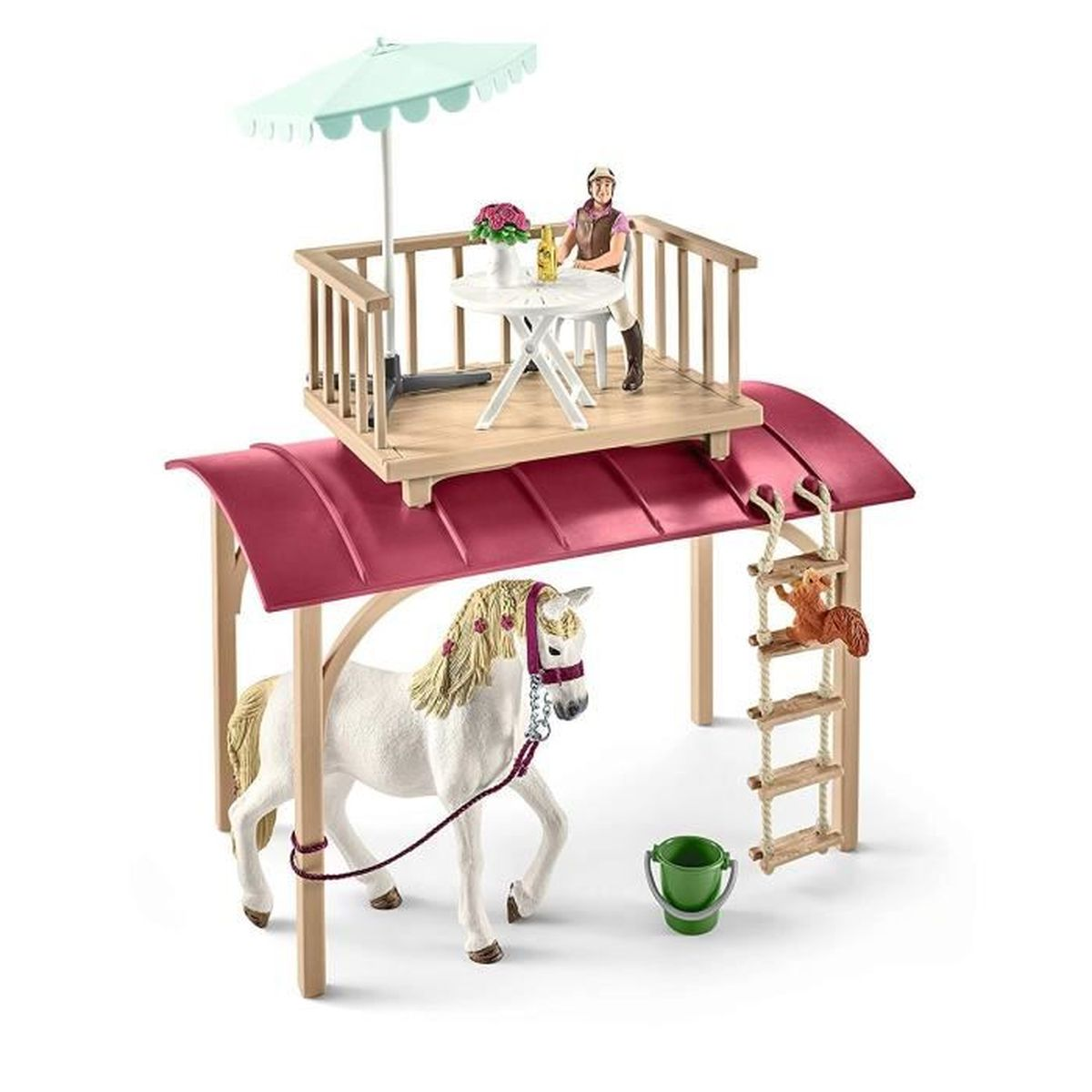 Ein Spielzeugpferd und -stall mit einer Person auf einem Balkon. Ein Eichhörnchen klettert eine Strickleiter hinauf, und ein grüner Eimer steht am Boden.