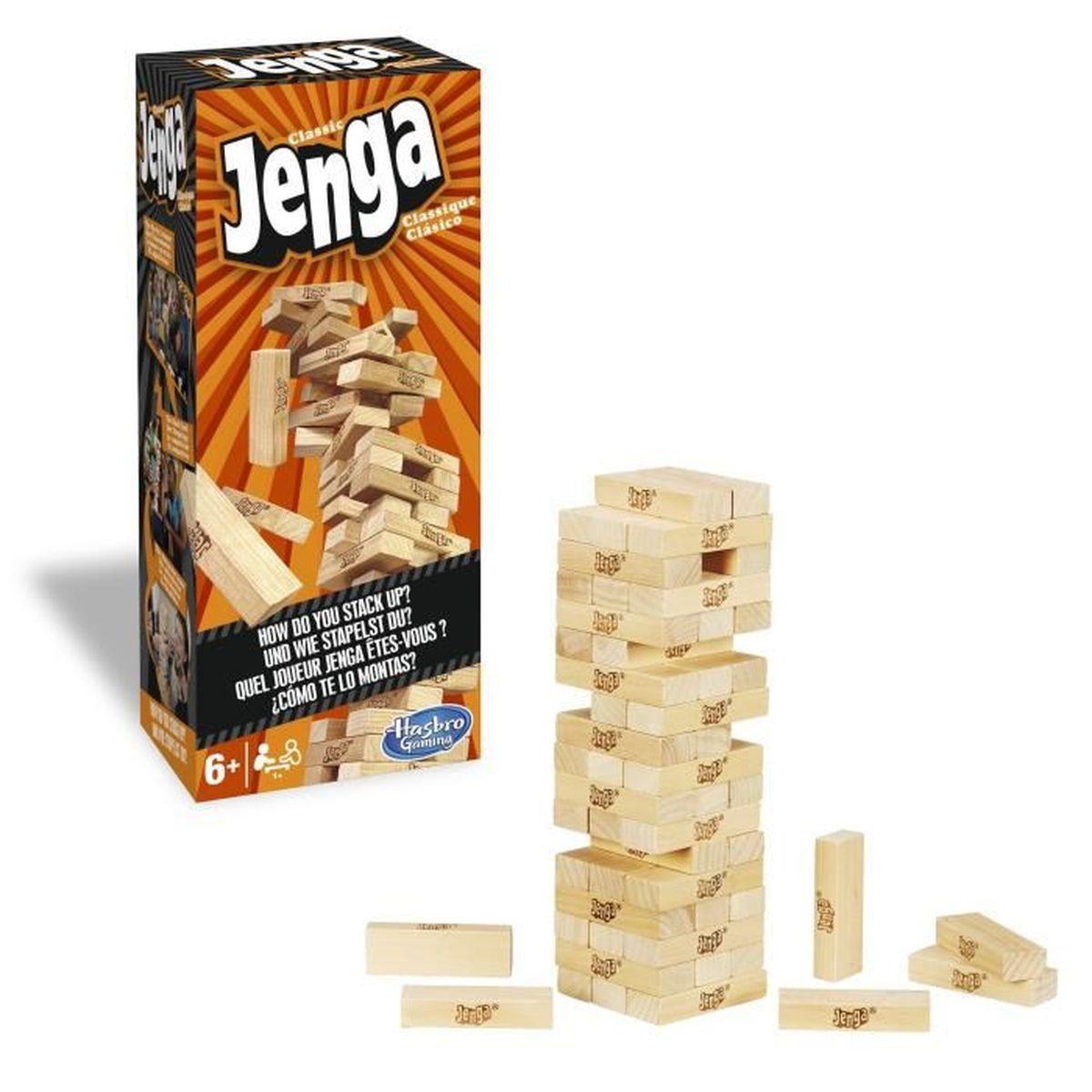 Zestaw do gry w Jenga z wieżą z drewnianych klocków, pudełkiem i luźnymi klockami. Na pudełku napis 'Jenga'. Niektóre klocki mają nadruk 'Jenga'.