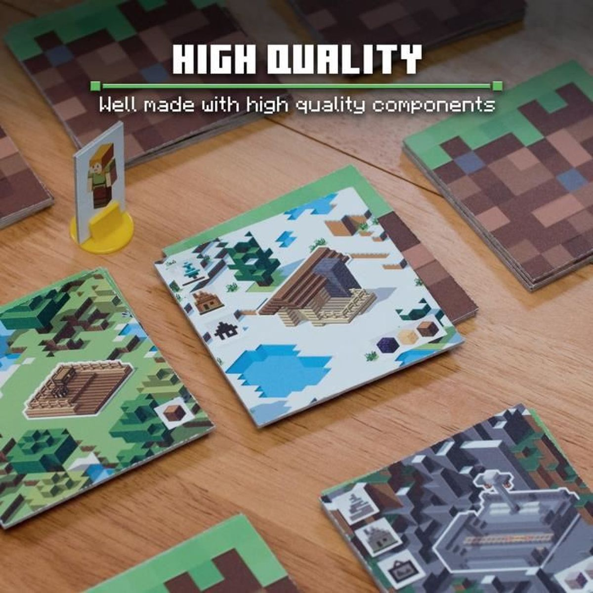 Elementy gry Minecraft na drewnianej powierzchni. Karty z pikselowymi krajobrazami, figurka i tekst 'HIGH QUALITY'.
