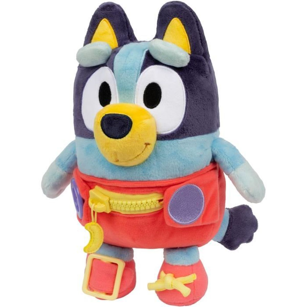Peluche Bluey. C'est un chien bleu avec un nez et des oreilles jaunes, portant une tenue rouge avec une fermeture éclair et des accessoires jaunes.