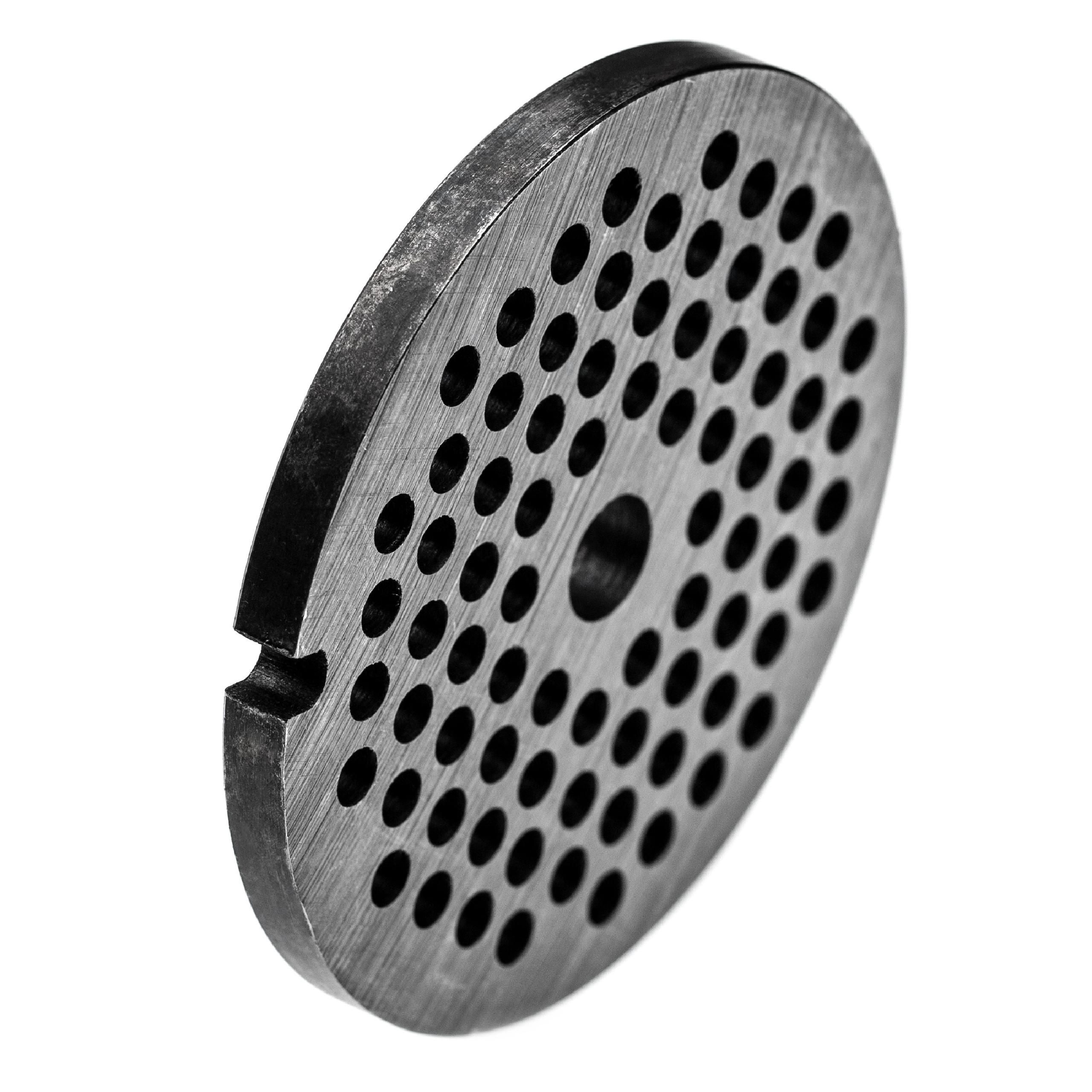 Eine kreisförmige Metallplatte mit vielen Löchern und einer Kerbe. Wahrscheinlich eine Fleischwolfplatte, isoliert auf Weiß.