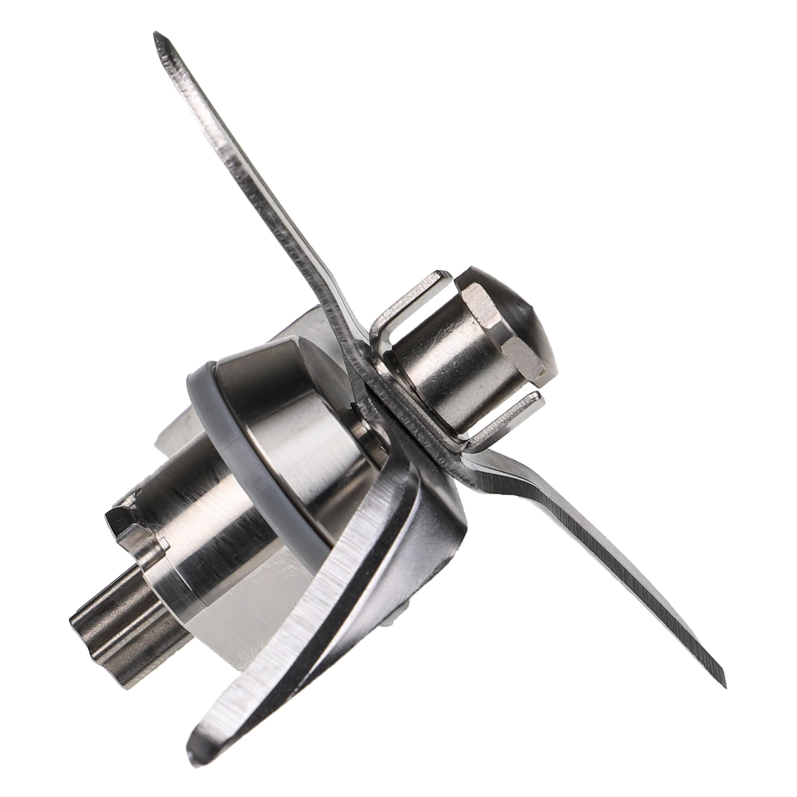 Nahaufnahme einer metallischen Mixerklingenbaugruppe. Es hat scharfe Klingen und ein zentrales Verbindungsteil. Weißer Hintergrund.