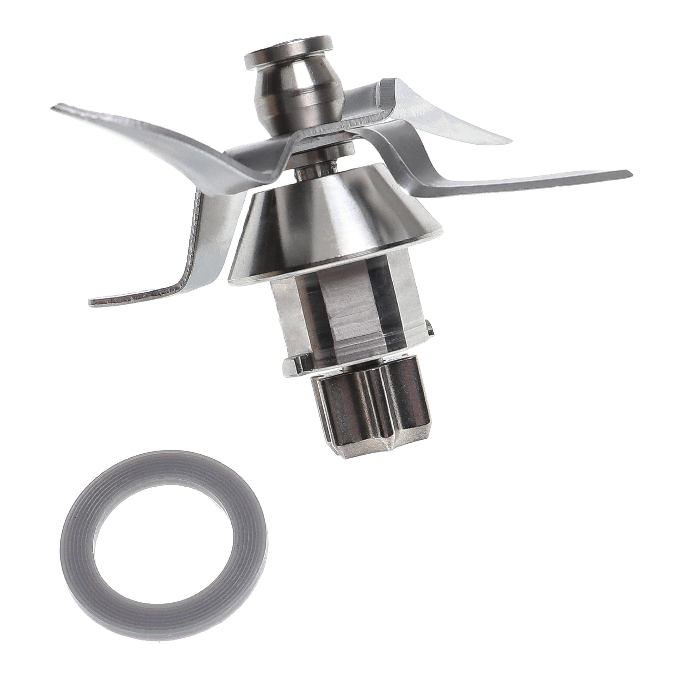 Ein Mixer-Messer und ein Gummiring. Die Klinge ist silberfarben mit vier scharfen Klingen. Der Ring ist grau und rund.