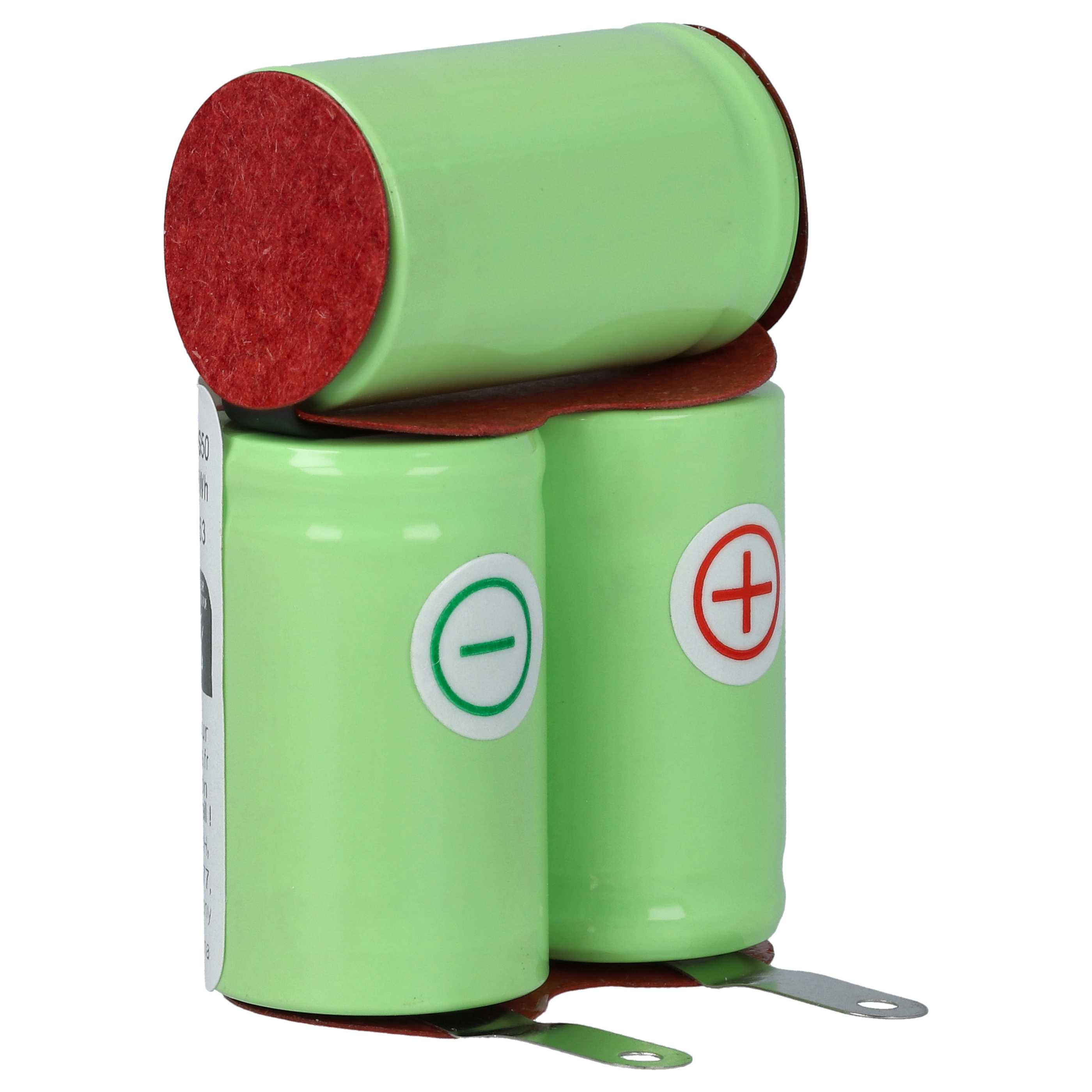 Grüne Batterien mit roten Deckeln. Jede hat ein Plus- oder Minuszeichen. Metalllaschen sind an den Basen befestigt.