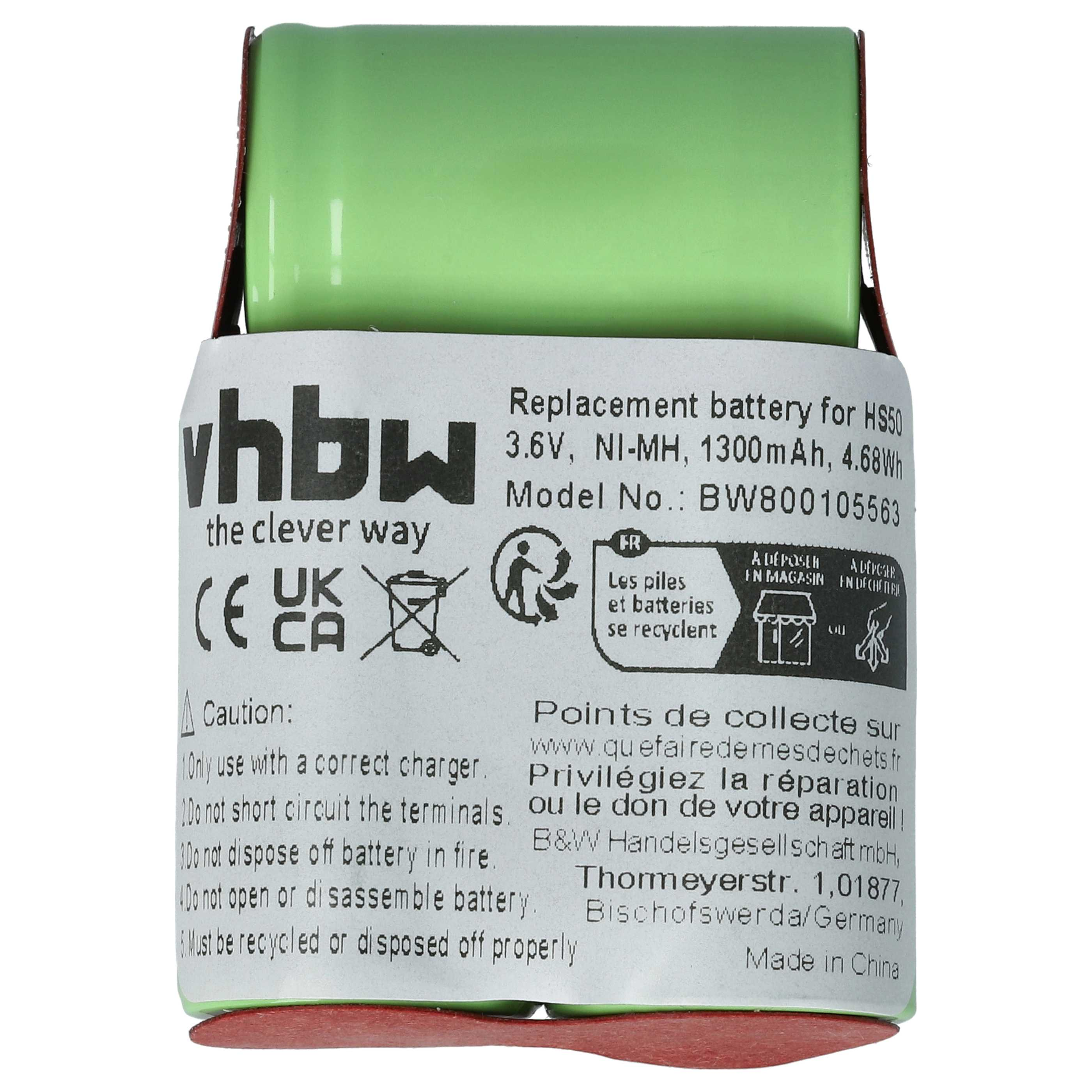 Eine zylindrische Batterie mit Text, grünen und braunen Farben und Recycling-Symbolen. Sie hat Warnungen und Spezifikationen aufgedruckt.