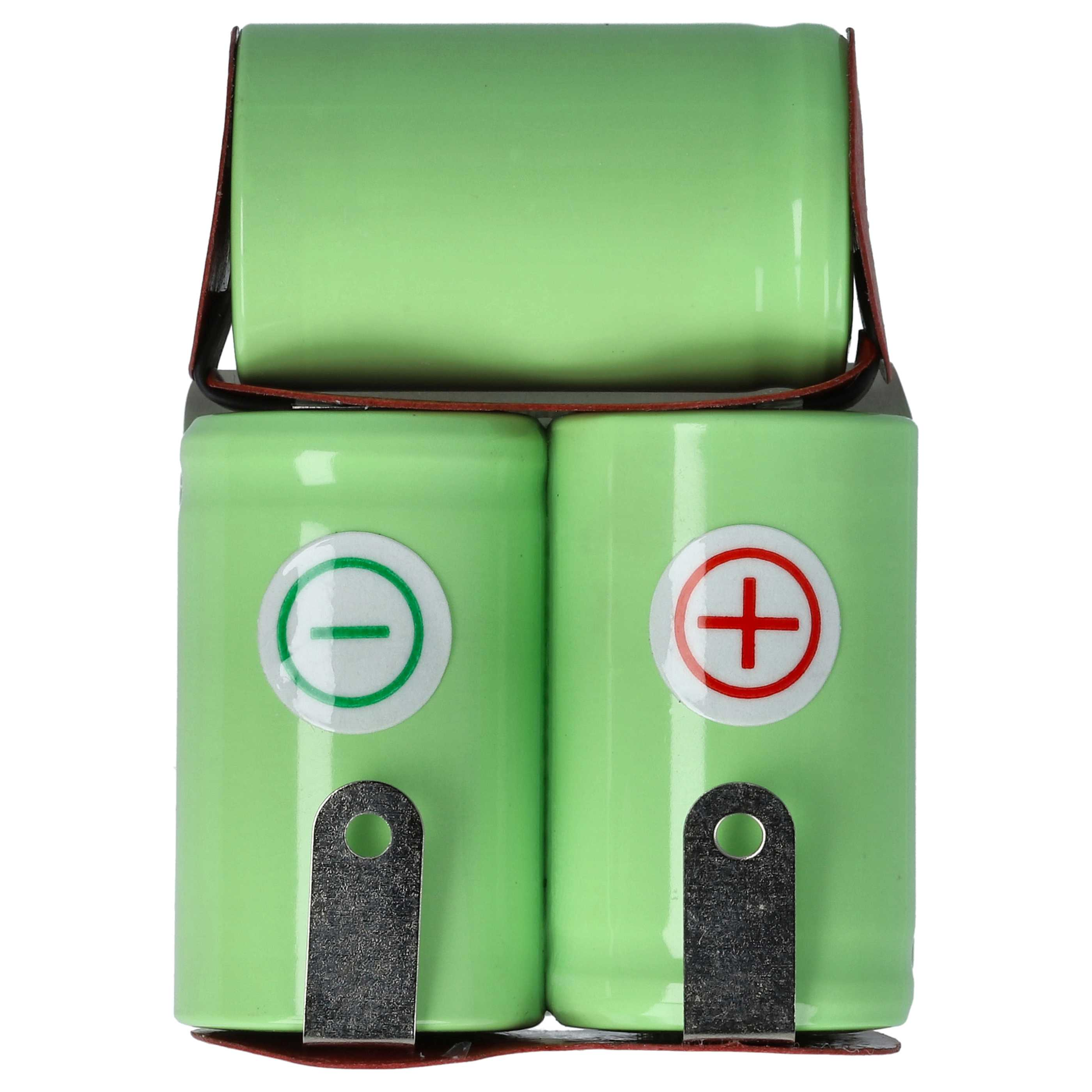 Grüne Batterien mit Plus- und Minussymbolen werden in einem braunen Halter gehalten. Der Hintergrund ist weiß.