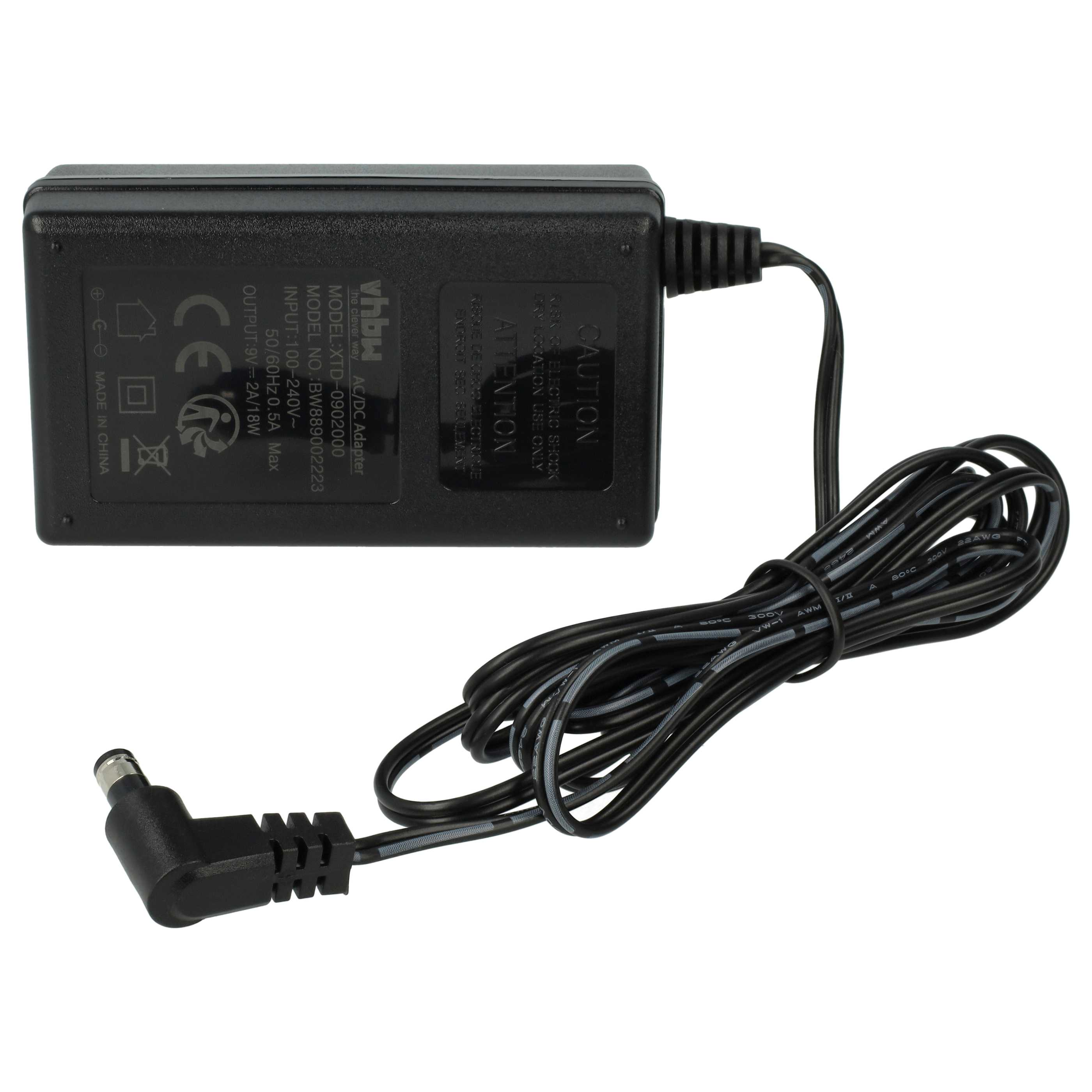 Schwarzes AC/DC-Netzteil mit angeschlossenem Kabel und Stecker. Es hat Etiketten und Sicherheitssymbole.