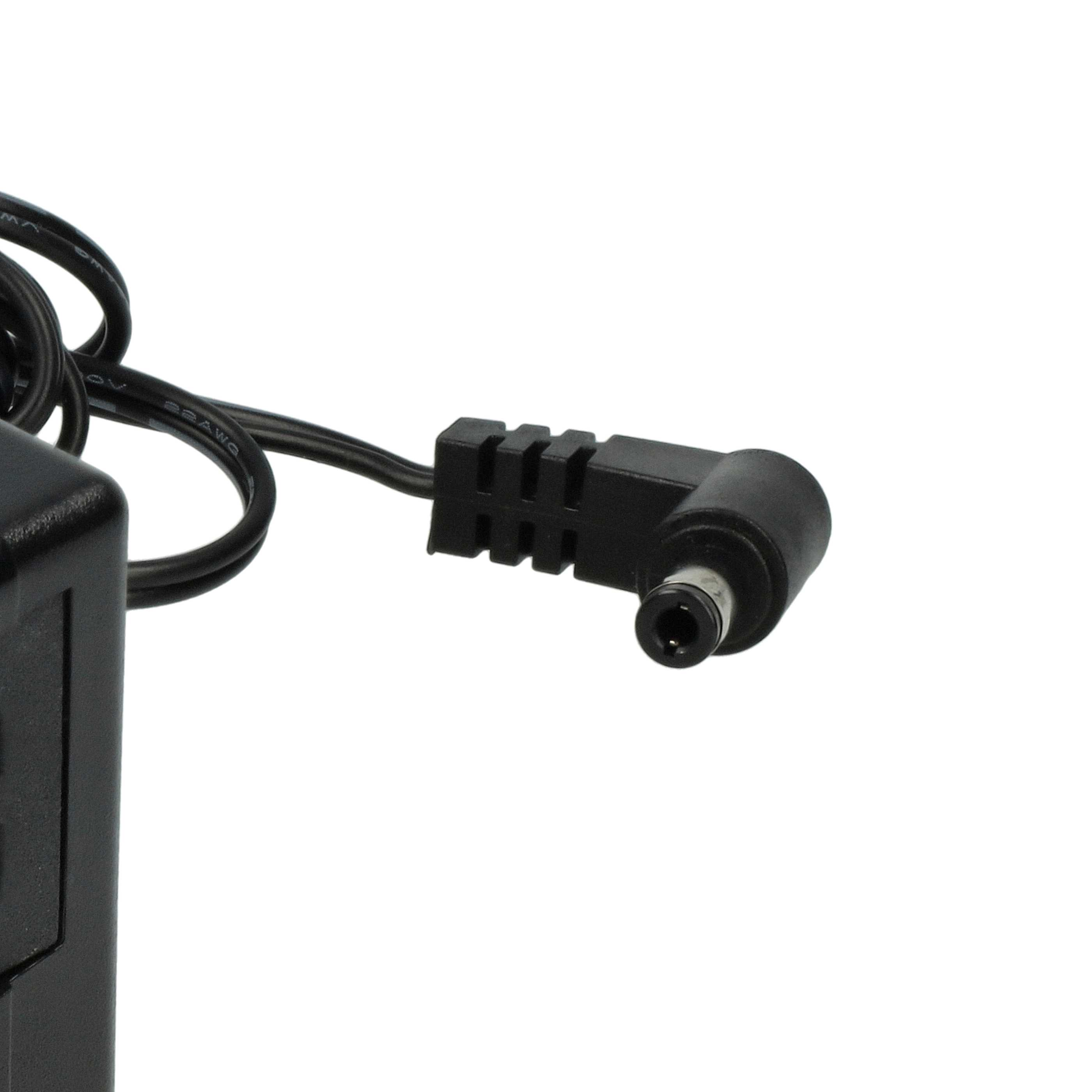 Schwarzes Netzteil mit schwarzem Kabel und Stecker. Weißer Hintergrund.