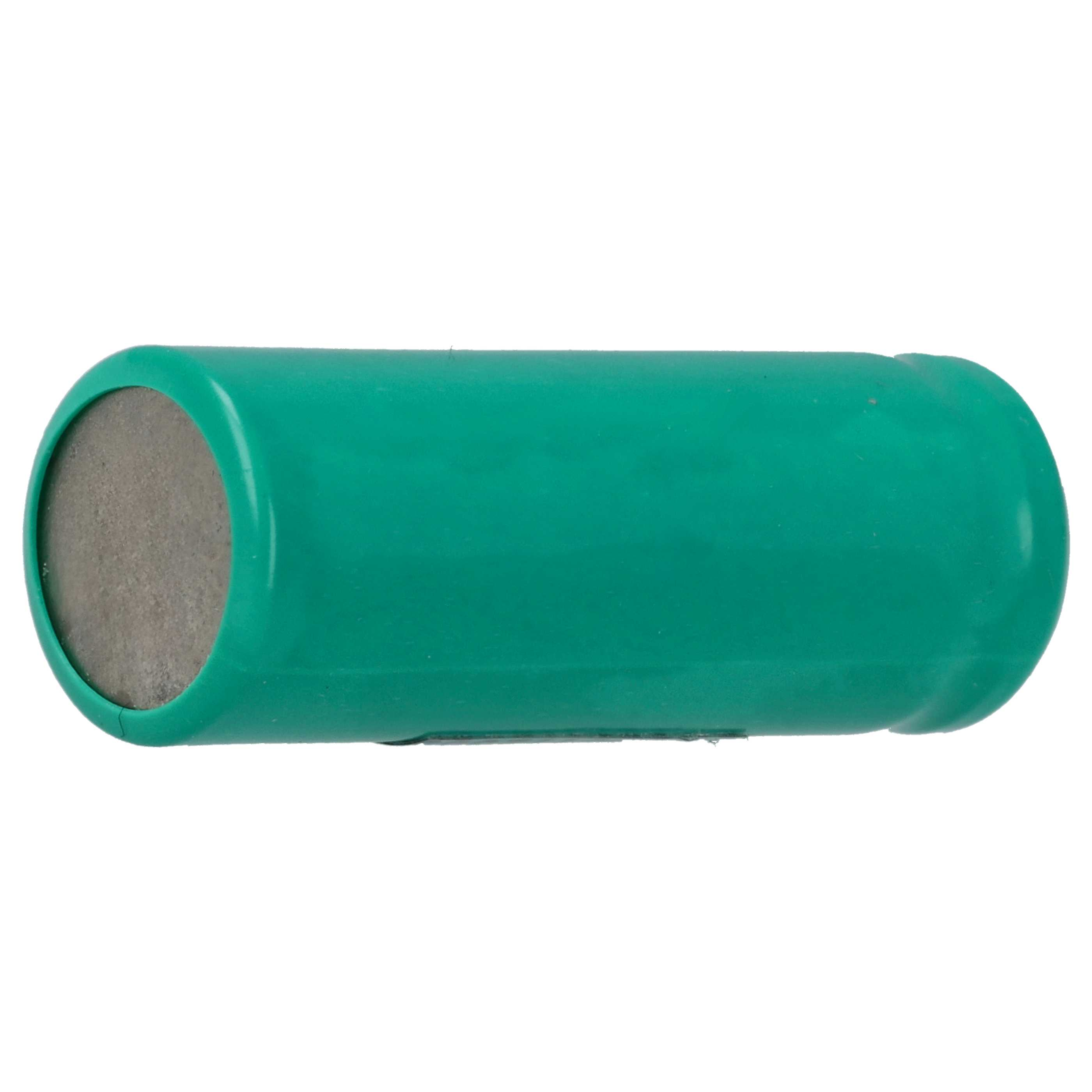 Eine grüne zylindrische Batterie. Ein Ende ist ein hellgrauer Kreis.