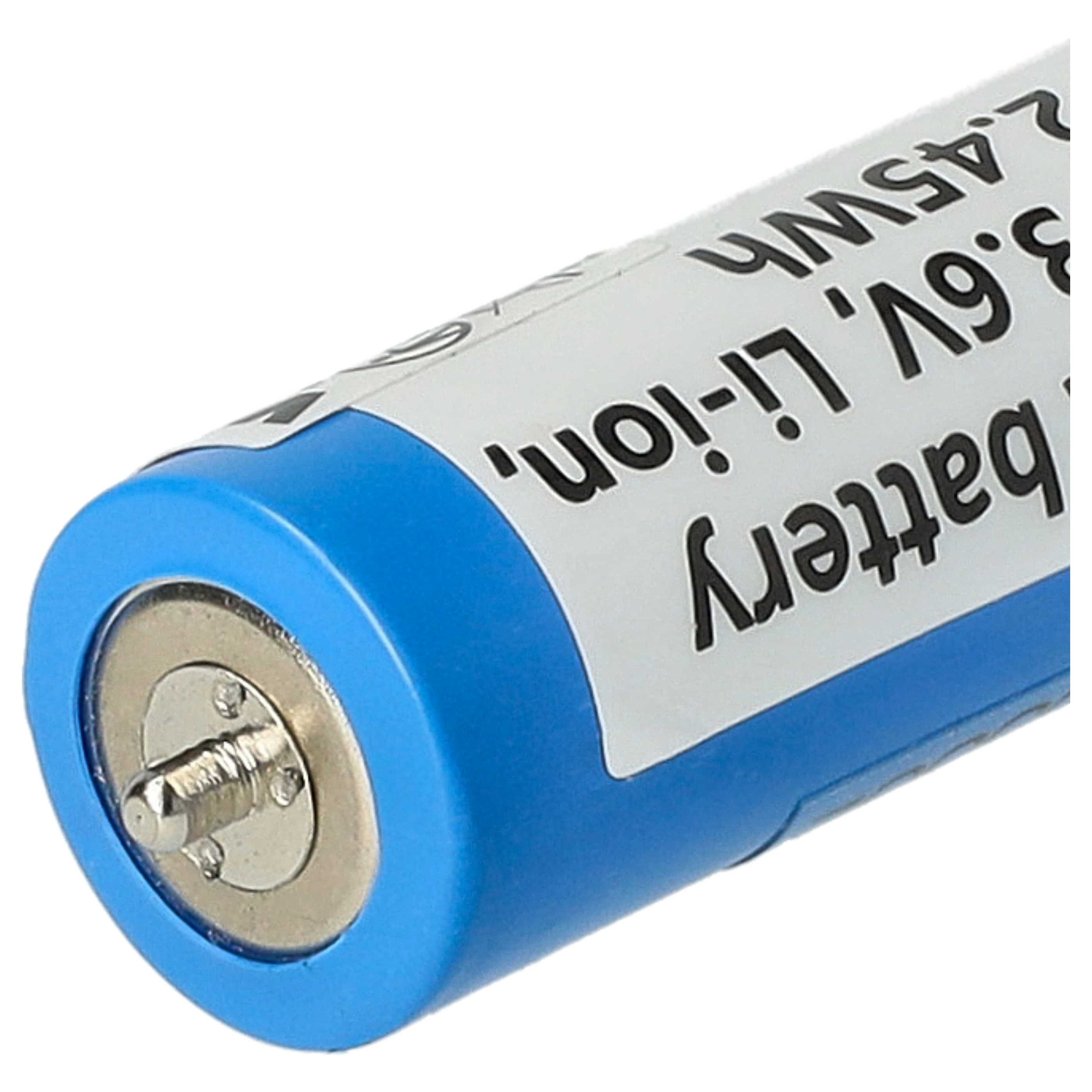 Nahaufnahme einer Batterie. Sie hat einen blauen Grund, ein weißes Etikett und silberne Metalldetails. Text: 3,6 V Li-Ion-Batterie.