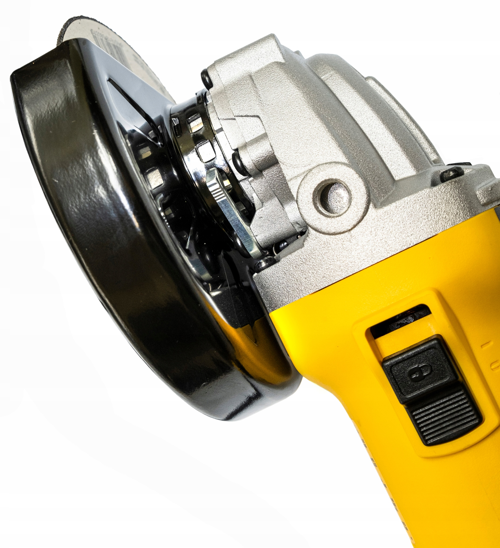 Szlifierka kątowa z czarną osłoną i żółtym korpusem. Maszyna jest na białym tle. Widoczna jest srebrna tarcza szlifierska.