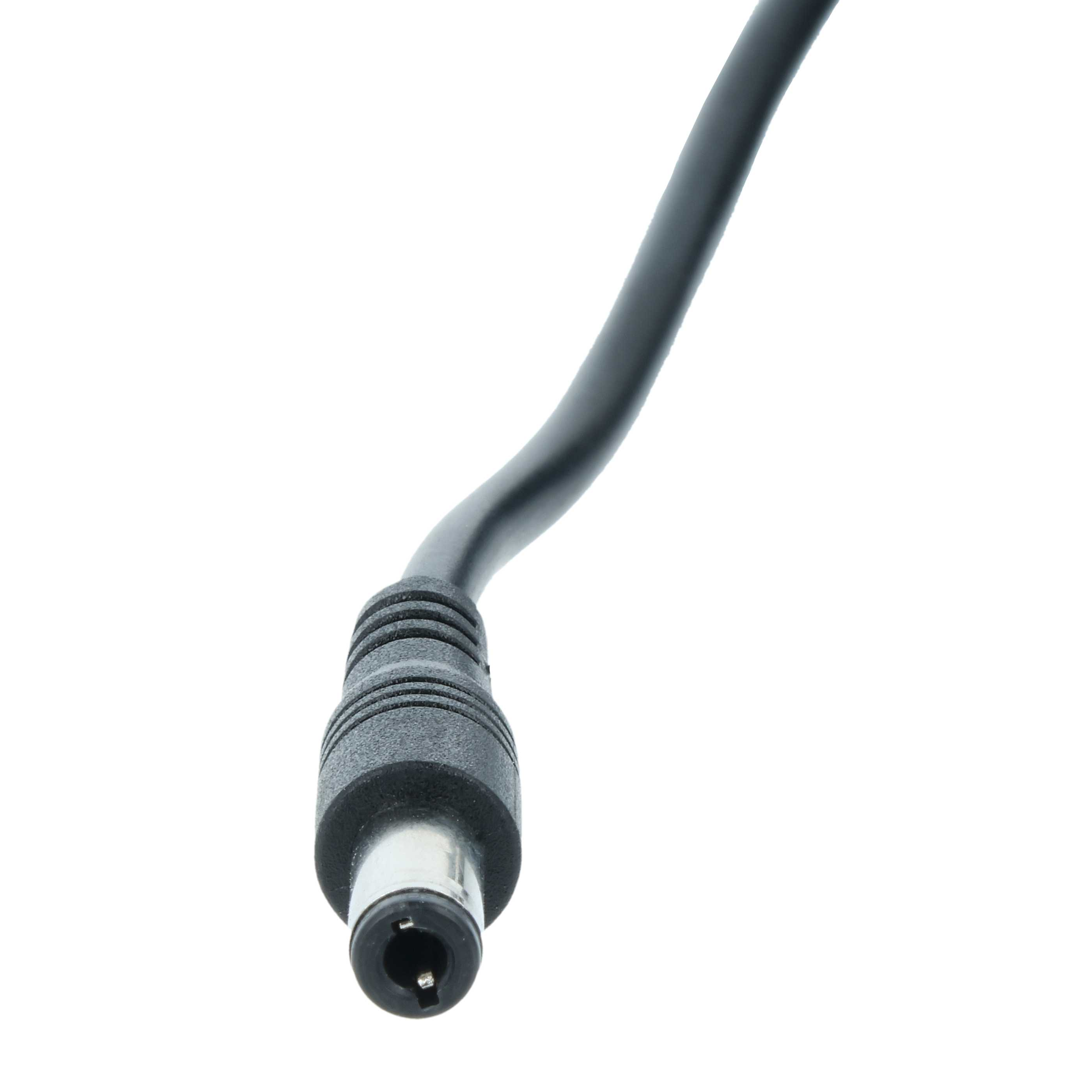 Ein schwarzes Netzkabel mit rundem Stecker auf weißem Hintergrund. Das Kabel ist gebogen.