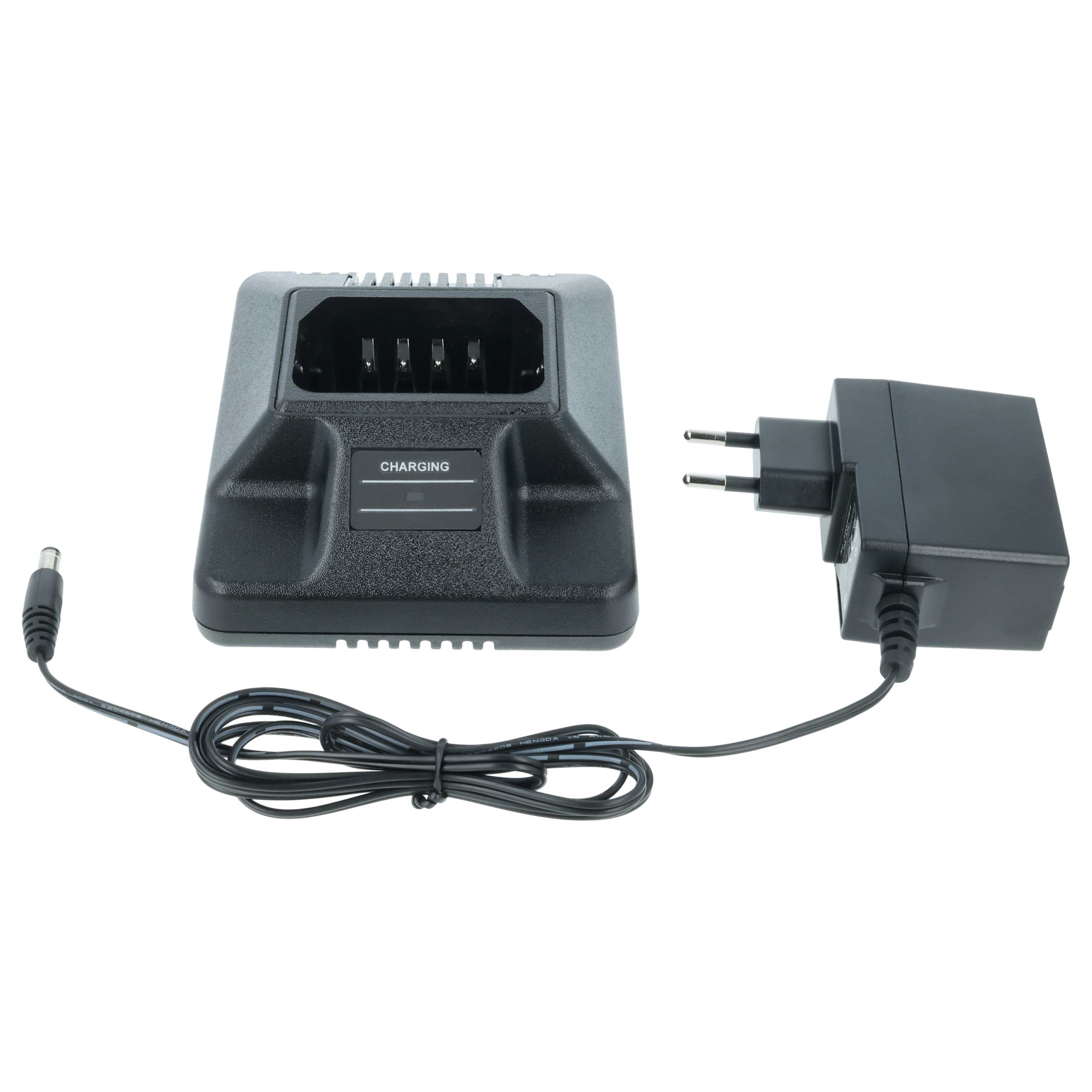 Ein schwarzes Ladegerät und ein Netzteil auf weißem Hintergrund. Das Ladegerät hat die Aufschrift 'CHARGING'.