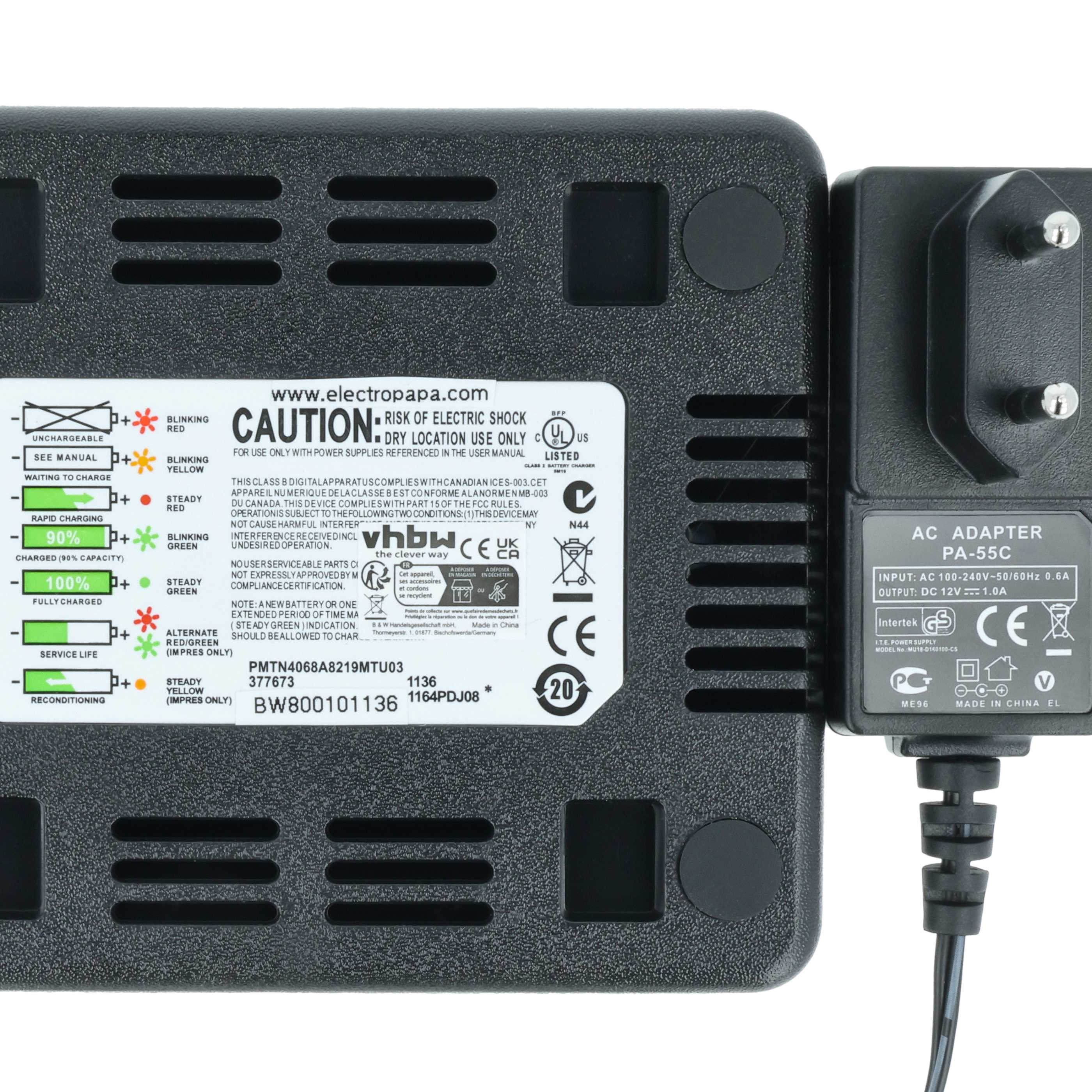 Eine schwarze Ladegerätbasis mit angeschlossenem AC-Adapter. Text und Symbole befinden sich auf dem Ladegerät.