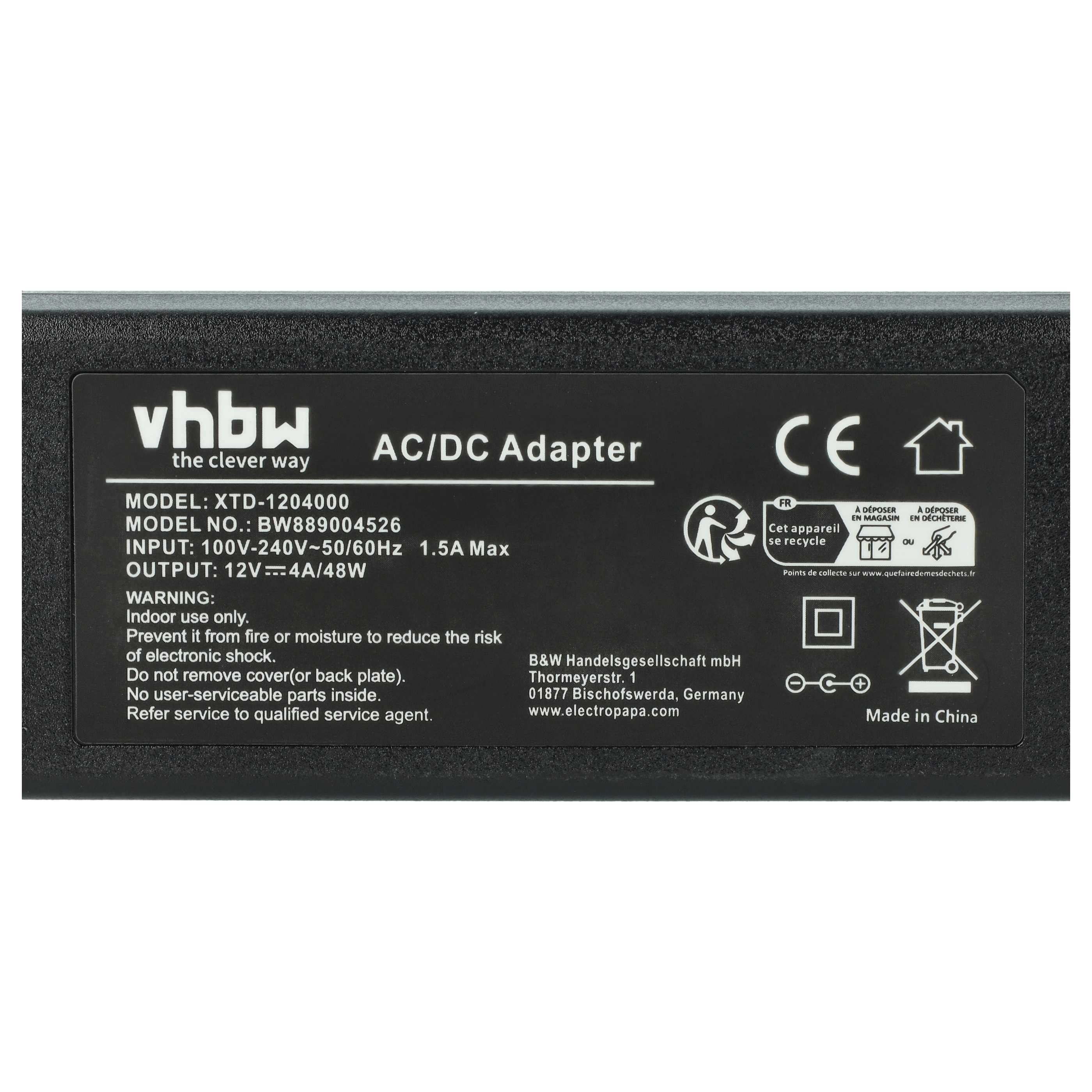 Schwarzer AC/DC-Adapter mit weißem Text. Enthält Warnungen, Modellinformationen und Recyclingsymbole. Hergestellt in China.