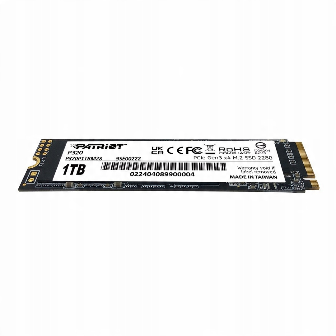 Czarny dysk SSD Patriot 1TB z białym tekstem. Ma złotą krawędź i różne certyfikaty.