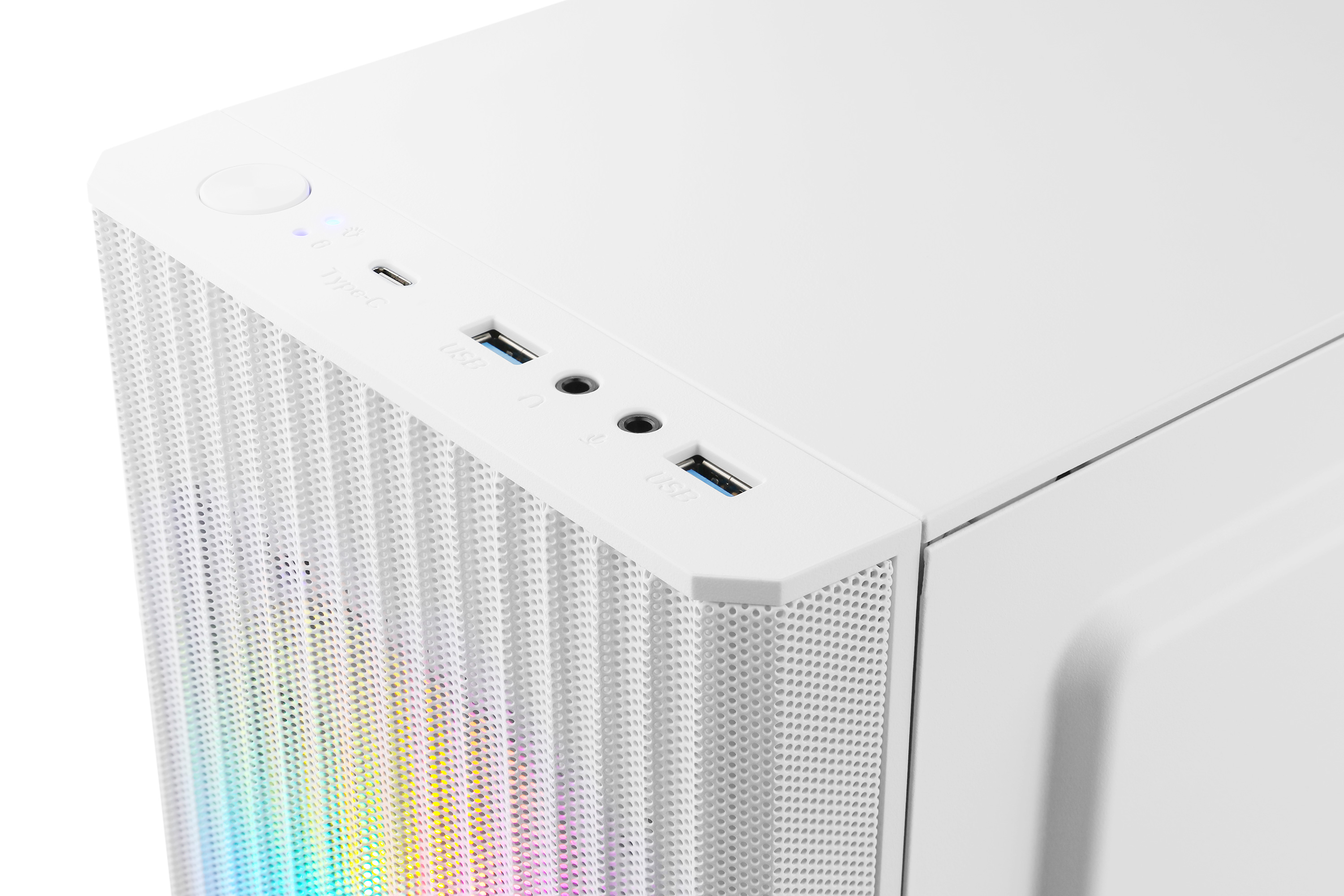 Weiße Computerecke mit Anschlüssen und Ein-/Aus-Taste. Perforierte Seitenwand mit sichtbaren RGB-Lichtern.