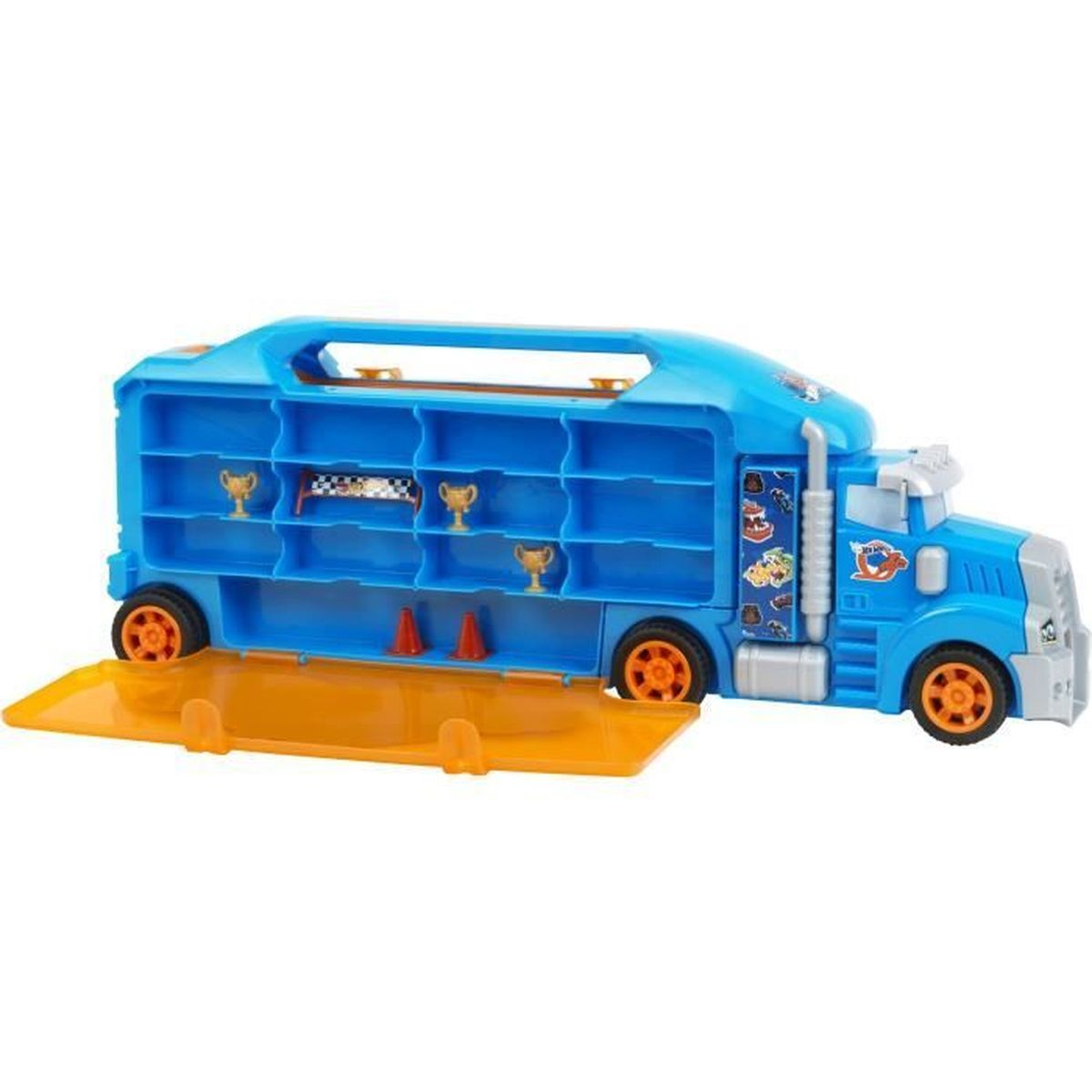 Ein blauer Spielzeug-LKW mit orangen Rädern und einer gelben Rampe. Innen befinden sich Regale mit Trophäen, einer Zielflagge und orangefarbenen Kegeln.