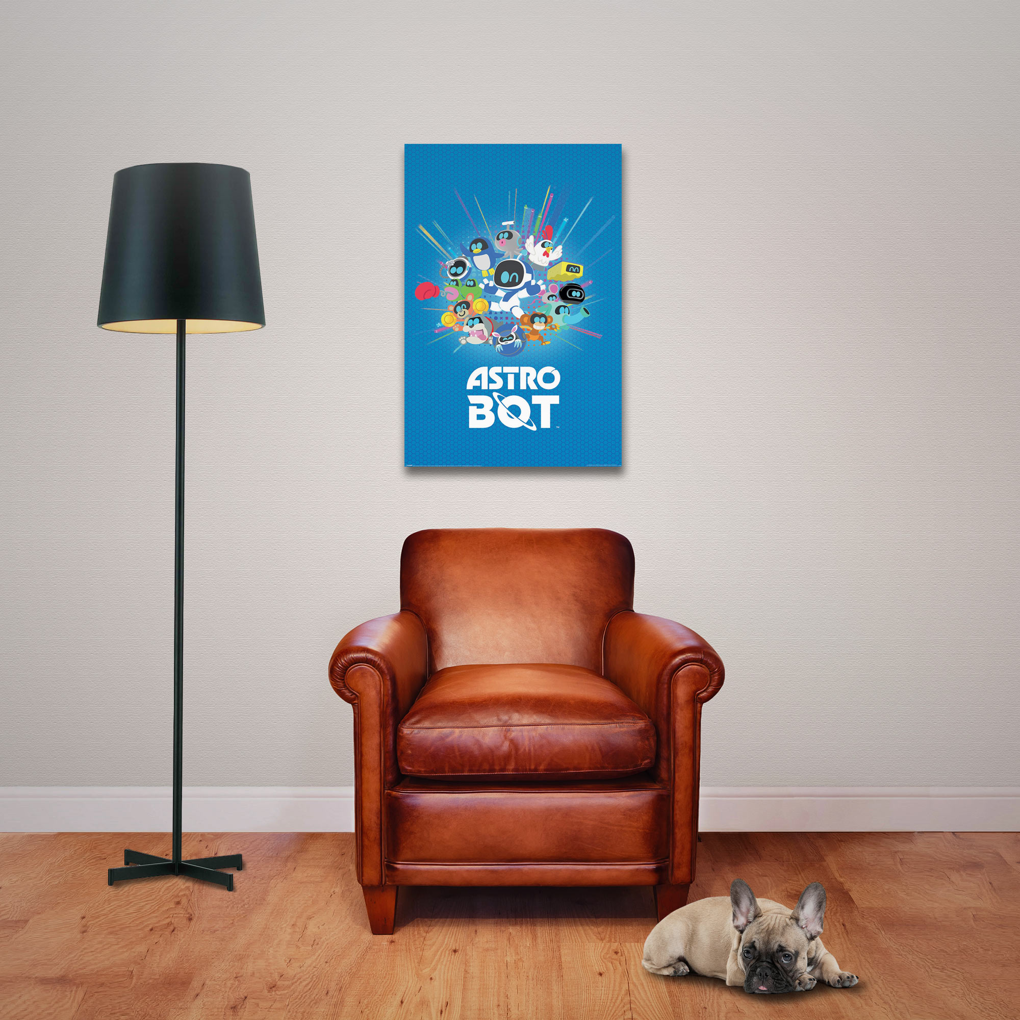 Ein Raum mit einem braunen Ledersessel, einem Poster, einer schwarzen Lampe und einem Hund, der auf dem Boden liegt.